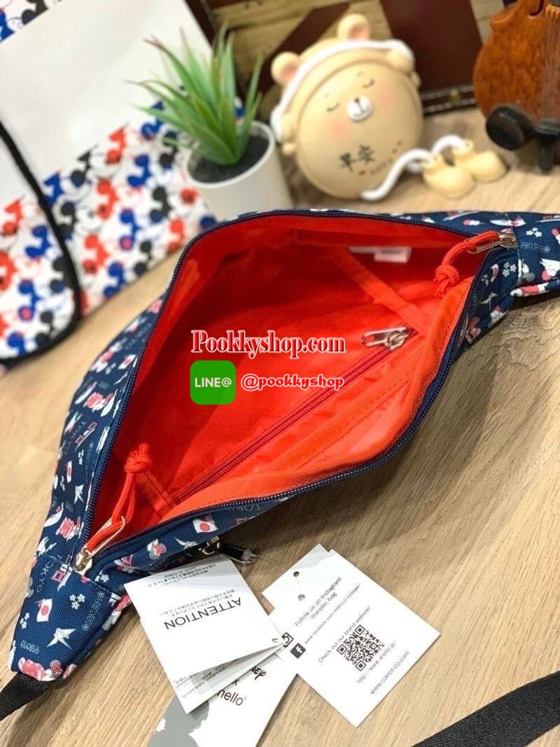 ANELLO กระเป๋าคาดอก CROSSBODY MINI DISNEY X ANELLO รุ่นDT-G010 กระเป๋าทรงคาดอก คาดเอว หรือสะพายครอสบอดี้ จากDisney x anello ซีรีย์ Let's travel with Mickey คอลเลคชั่นใหม่ที่มีการนำทั้ง 5 ประเทศ เอาสถานที่มาวางบนตัวกระเป๋าและมีตัวการ์ตูนสุดคลาสสิคอย่า