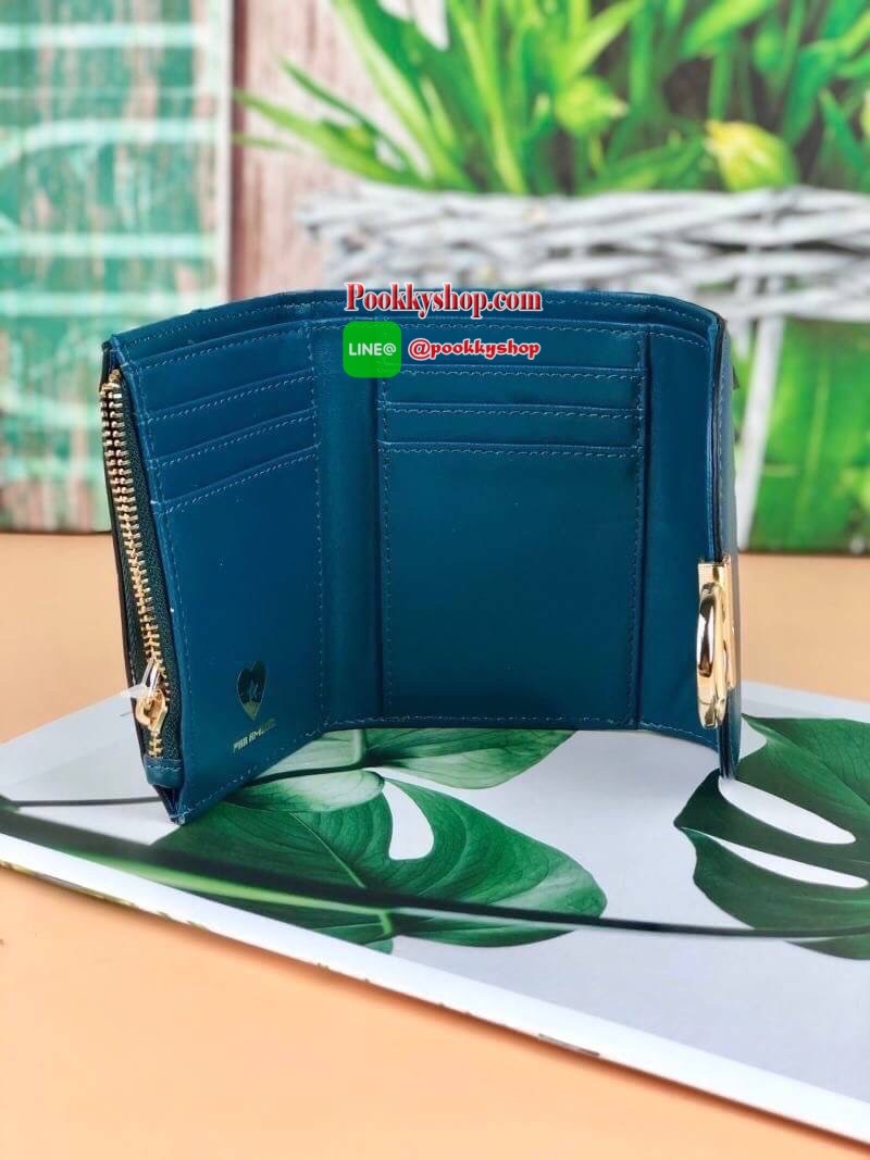 Lyn Paramour Short Wallet กระเป๋าเงินใบสั้นแบบ 3 พับ จับกระชับมือ วัสดุหนังเรียบ ด้านหน้ามีจุดเด่นตรงที่เปิดปิดมีโลหะวงกลม เปิดปิดแบบกระดุม มีช่องซิปใส่เหรียญ ช่องการ์ด 6 ช่อง และยังมีช่องใส่ธนบัตรได้ตามยาว แบบค์100/1000 ใส่ได้ทุกแบงค์ค่า เหมาะกับการใช้กั