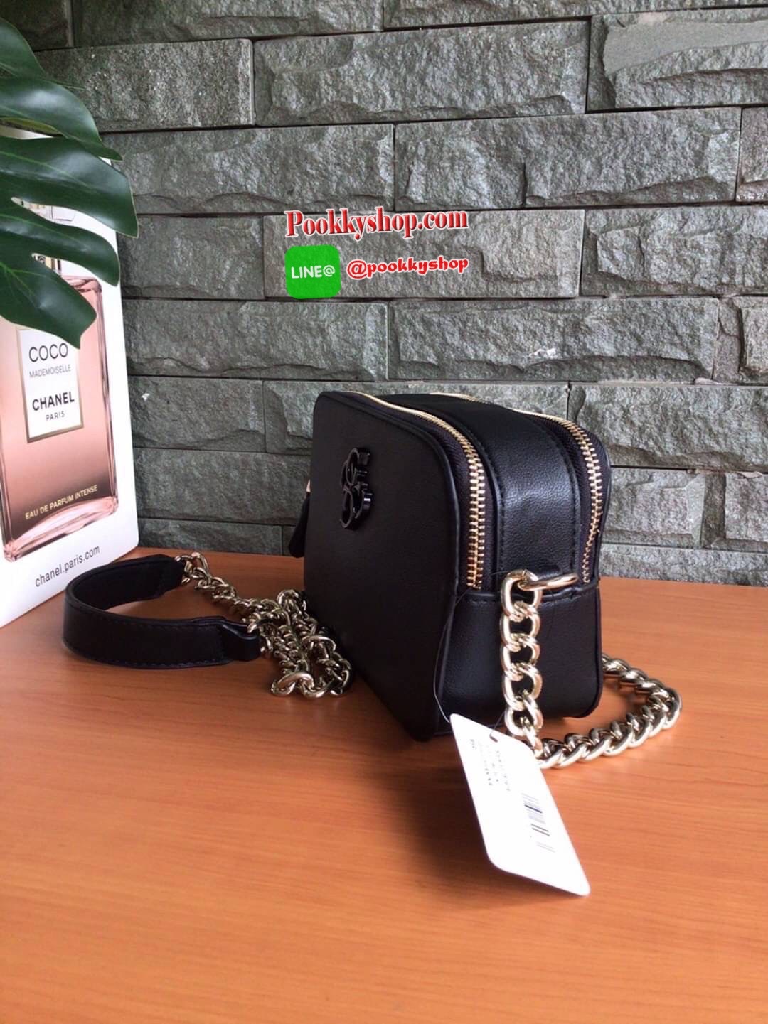 GUESS NOELLE CROSSBODY CAMERA BAG กระเป๋าสะพาย Crossbody รุ่นยอดนิยมหนังเรียบ และ หนังลาย Signature แบรนด์รอบใบ สวยอยู่ทรง ขนาดกำลังดี ด้านหน้ามีโลโก้แบรนด์ เปิดปิดด้วยซิปสะดวกใช้ แบ่งเป็น 2 ช่องซิป ภายในมีโลโก้ซับในลายแบรนด์ ภายในแยกเป็นสัดส่วนใช้งาน ใส่