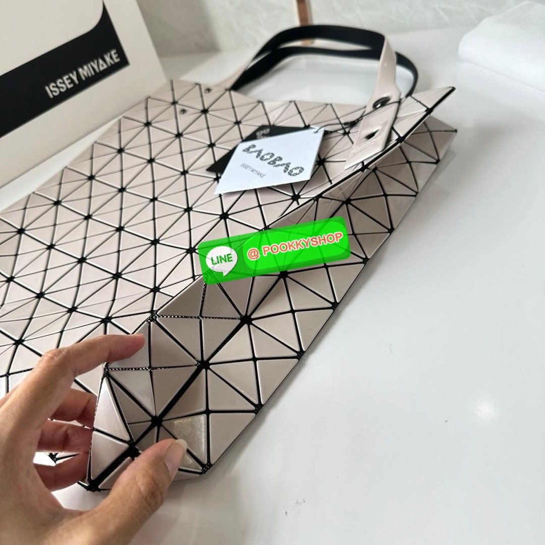 BAO BAO PRISM PLUS Handbag (Large) 🔖กระเป๋าถือจากแบรนด์ BAO BAO ISSEY MIYAKE ดีไซน์คลาสสิกทรงสี่เหลี่ยม มาพร้อมลวดลายสามเหลี่ยมที่มีมิติ 🔖วัสดุ: โพลีเอสเตอร์ ผสมหนัง 🔖 ปากกระเป๋าเปิด ซับในเป็นไนลอน มีช่องกระเป๋าด้านในและหูหิ้วกระเป