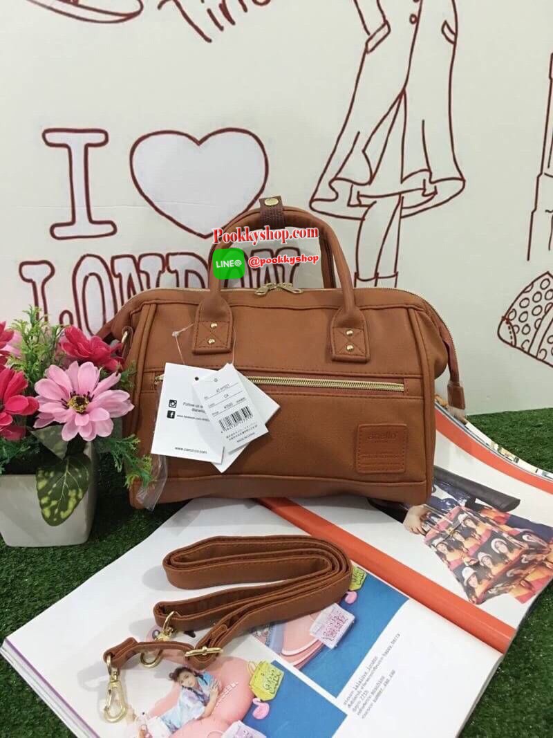 Anello polyester 2 way mini boston bag จากแบรนด์ดังในประเทศญี่ปุ่น กระเป๋าสไตล์คลาสสิค มีโครงปากกระเป๋ากว้างเป็นสัญลักษณ์ วัสดุหนังpu กันน้ำได้ ภายในมีช่องใหญ่และช่องเล็กด้านข้าง2ช่อง เปิดปิดด้วยซิปคู่ มีตัวล้อคที่หูจับ ด้านหน้ามีช่องซิปเล็กใช้งานได้จริง