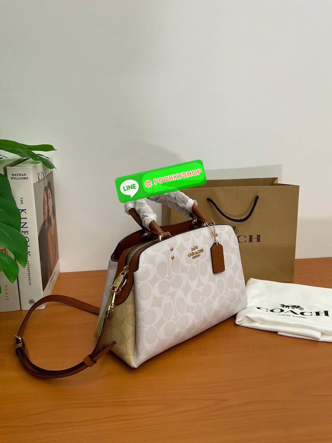 COACH MINI LILLIE CARRYALL IN SIGNATURE CANVAS ( C267 ) ทรงถังมินิ กระเป๋าสะพายไหล่ หรือ สะพายข้าง ขนาดกำลังน่ารัก ผ้าใบเคลือบซิกเนเจอร์แบรนด์ หนังเรียบลื่น แบ่งเป็น 3 ช่องใช้งาน ช่องซิปตรงกลาง| 2 ช่อง ปิดด้วยกระดุมแป๊ก ซับในผ้า สายยาวถอดออกได้