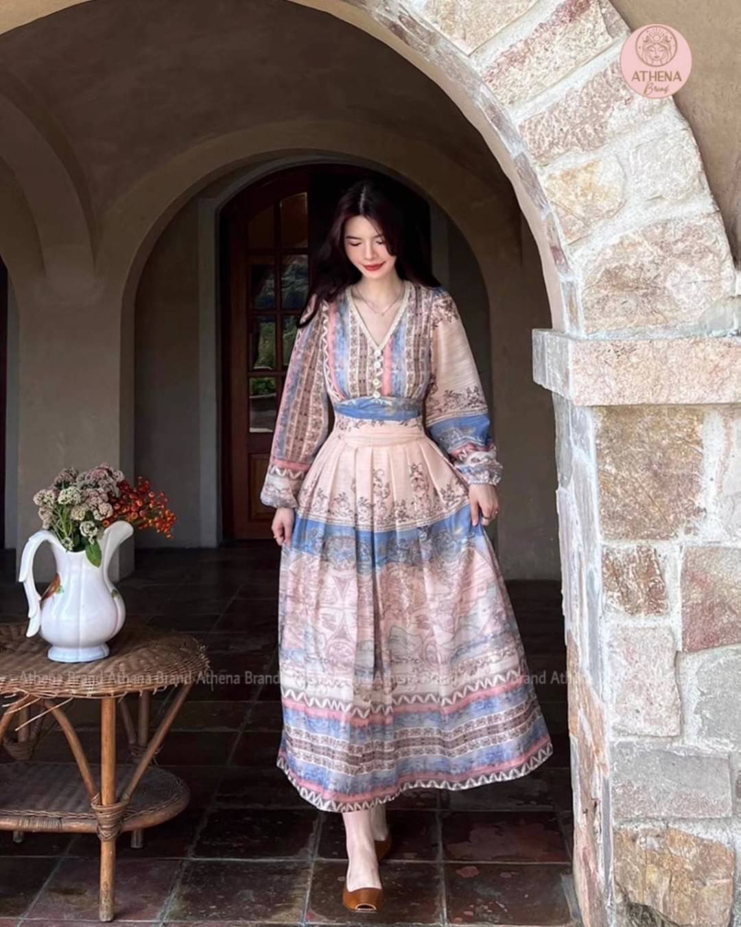 Maxi Dress พิมพ์ลายวินเทจสไตล์มาในโทนสีสุดละมุน ดีไซน์คอวีแขนยาวพองจั๊มพ์ มีกิมมิคตกแต่งกระดุมและลูกไม้หวานๆ ตัวเดรสเย็บจับจีบ มาพร้อมกับซับในและซิปด้านข้าง ผ้าเริ่ด คีพลุคเจ้าหญิงเจ้าใจ ใส่แล้วสบายผิวสุดๆ