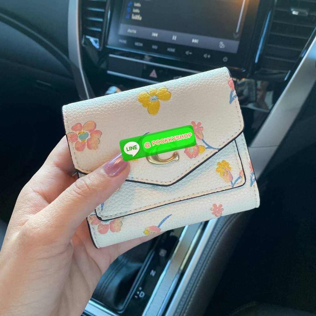 COACH 2620 WYN SMALL WALLET WITH WATERCOLOR FLORAL PRINT กระเป๋าสตางค์ใบสั้น พับสองตอน ตกแตงด้วยลายดอกไม้สุดน่ารักทั้งใบ ด้านหน้าตกแต่งต้วยโลโก้ C ตัวใหญ่โดดเด่น เปิด-ปิดด้วยกระดุม ภายในมีช่องใส่บัตร ช่องใส่ธนบัตร และด้านหลังมีช่องซิปใส่เหรียญ ใบเล็กกระทั