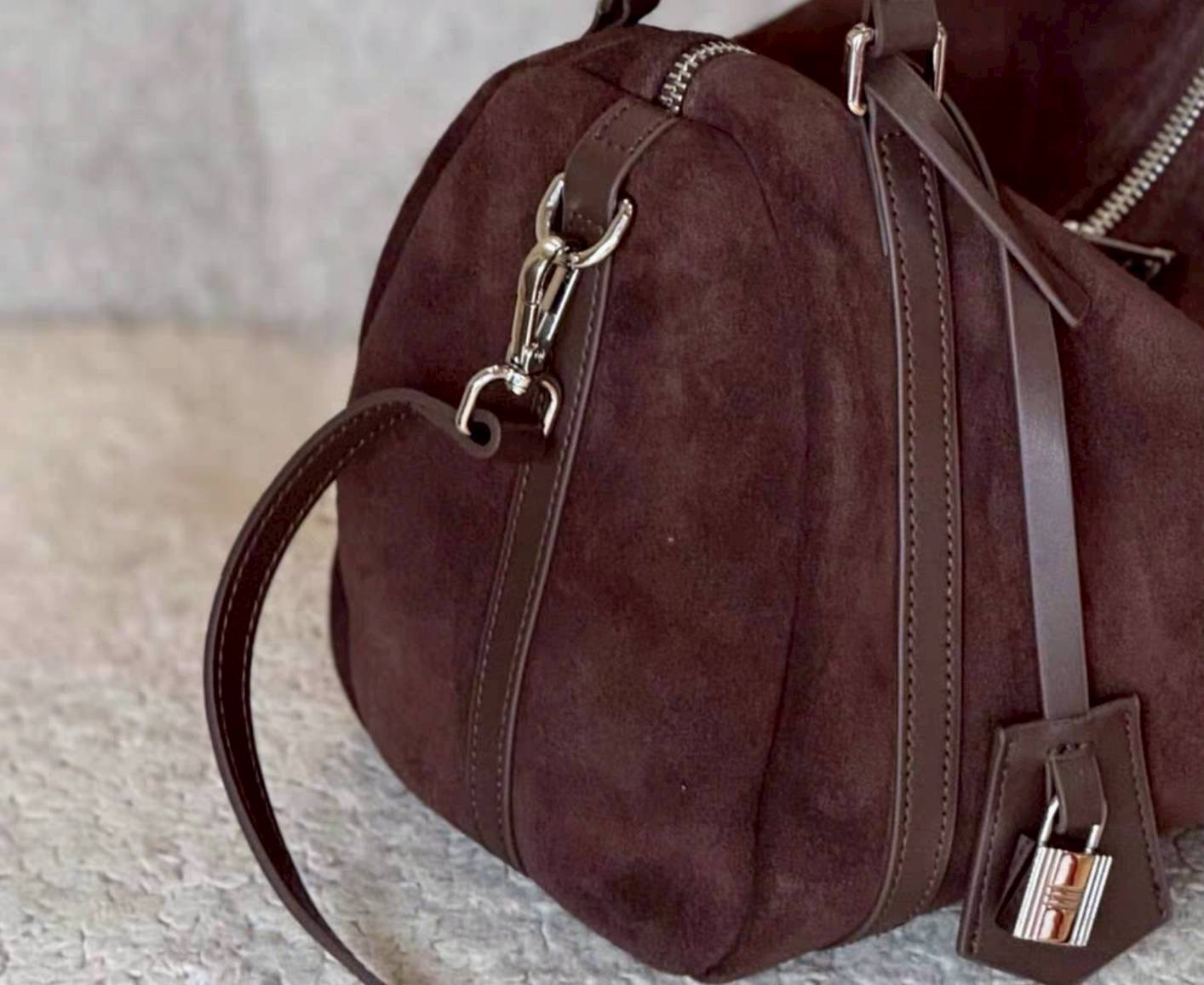 กระเป๋าทรง hobo suede bag ดีไซน์เรียบแต่ดูแพงสุดๆ งานหนังกลับนุ่มมือ ผสมกับสายหนังเรียบเนียนคุณภาพดี ให้ฟีลหรูมีคลาสแบบมินิมอลยุโรป ใบนี้ใช้งานได้จริงทุกวัน ดูดีทั้งถือและสะพาย ทรงนิ่มแต่ไม่ย้วย มีโครงเล็กน้อยช่วยให้ตั้งสวย ช่องซิปหลักเปิดกว้าง หยิบของง่า