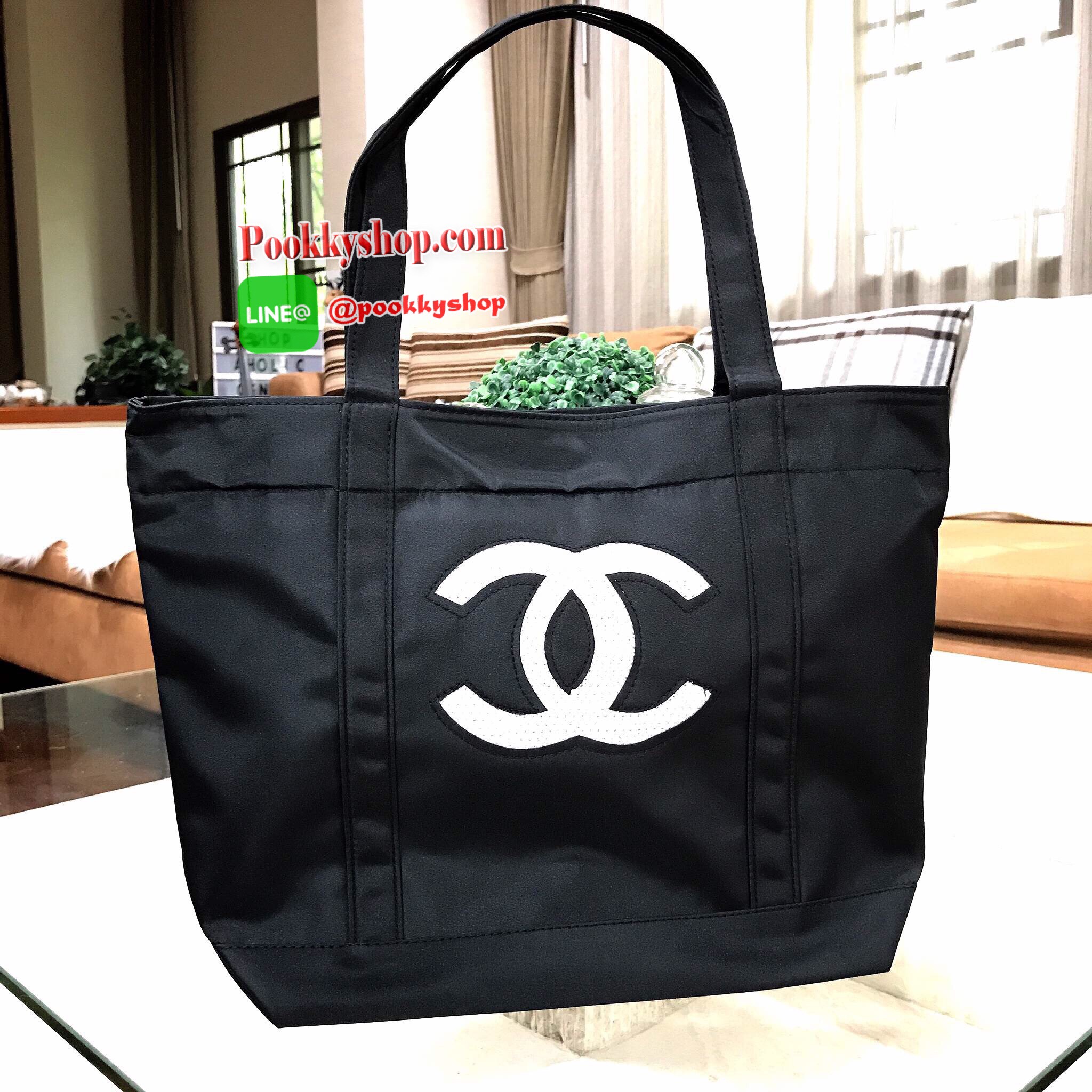 Must Have! Chanel Beaute Black Sequin Shopping Bag กระเป๋าสะพาย ShoppingBag พรีเมี่ยมกิ้ฟ Limited Edition ของแท้นำเข้าจากเคาน์เตอร์ Chanel Beaute ใบใหญ่ประดับคริสตัลสีดำโลโก้ CC สุดคลาสสิค ซับใน Polyester 100% เปิดปิดด้วยกระดุมแม่เหล็ก น้ำหนักเบา จุสุดๆ ใ