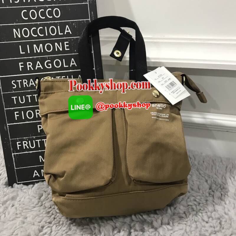 พร้อมส่ง Anello mini helmet bag ใหม่ล่าสุดค่า กับกระเป๋าทรงกะทัดรัด ที่พกพาไปได้ทุกที่เลยค่ะ ทรงเก๋ เนื้อผ้าเบา ใส่ของได้พอดิบพอดีเลยค่ะ รุ่นนึ้มีซิปเปิดปิดที่ปากกระเป๋า และยังมาช่องย่อยช่วยให้การจัดระเบียบของสะดวกขึ้นค่ะ มีสายสะพายยาว ถอดออกได้ และสามารถ