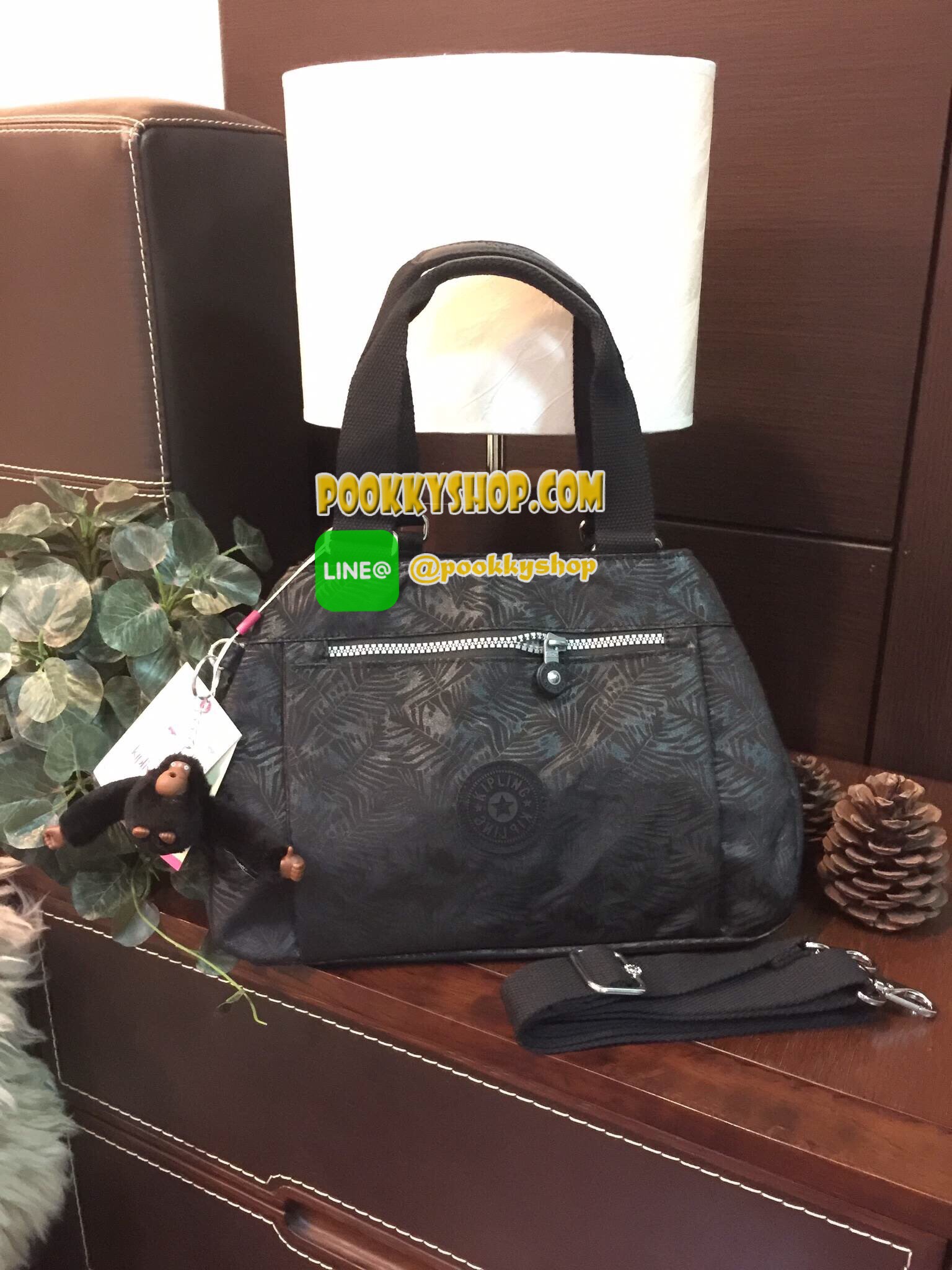 Don't Miss! KIPLING NYLON CITY BAG กระเป๋าถือหรือสะพายสไตล์ลำลองวัสดุ Nylon + Polyester 100% น้ำหนักเบามีหูหิ้วเเละสายสะพายยาวเลื่อนปรับระดับได้ถอดได้ เปิดปิดด้วยซิปสะดวกใช้ หัวซิป YKK โลโก้เเบรนด์ มีช่องแบ่ง3ช่องเเยกเป็นสัดส่วน ภายในกว้างเเละจุ มีโล