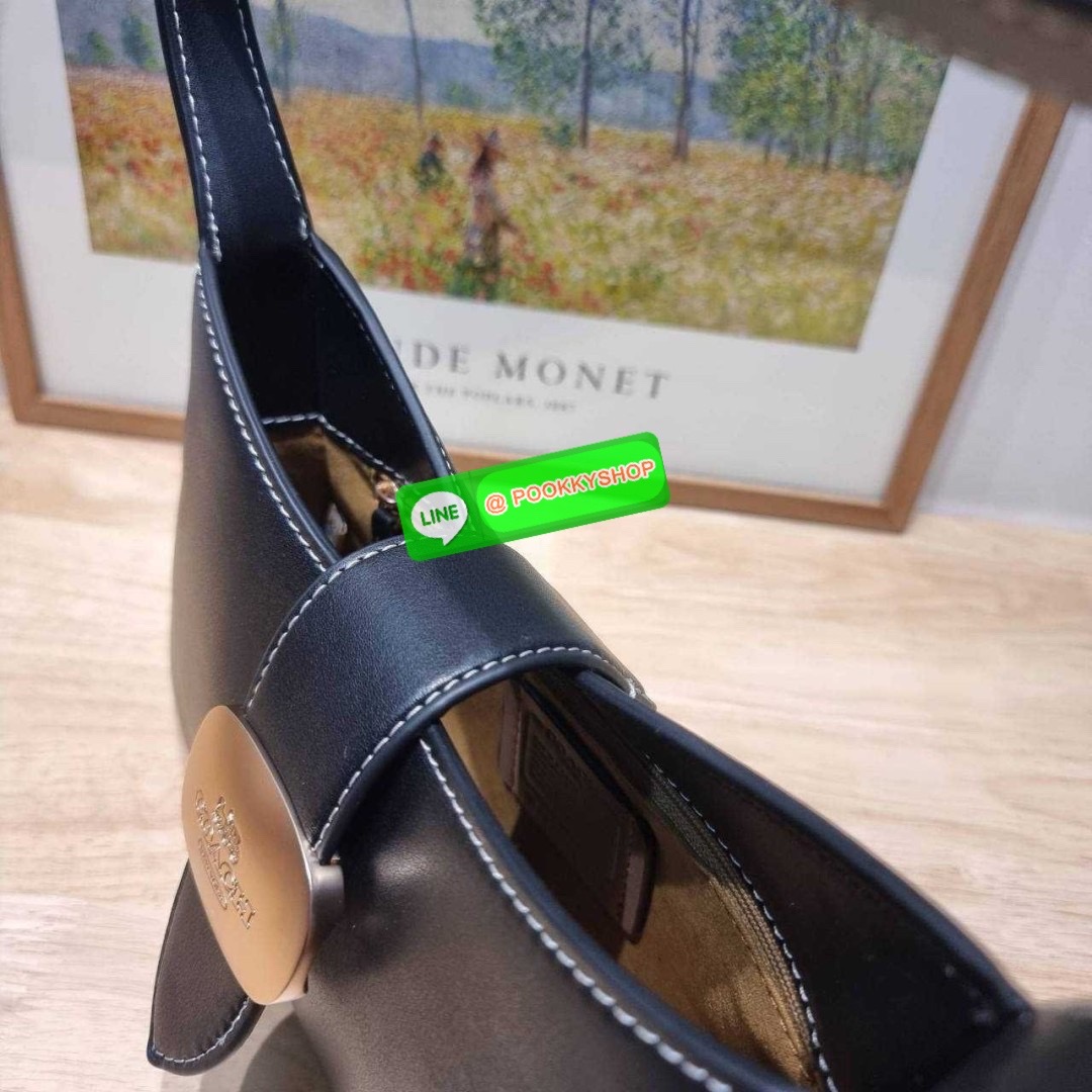 COACH CR533 ELIZA SHOULDER BAG 🔅 Details ใหม่ล่าสุด กระเป๋าสะพายไหล่ทรงโฮโบสุดหรู ดีไซน์โลโก้แบบใหม่และหรูหรายิ่งขึ้น คงความคลาสสิคและวินเทจ เปิด-ปิดด้วยสายคาดแบบกระดุมแม่เหล็ก ภายในเป็นช่องโล่ง แบ่งสัดส่วนไว้อย่างดี มีทั้งช่องใส่บัตร และช่องซิป ส