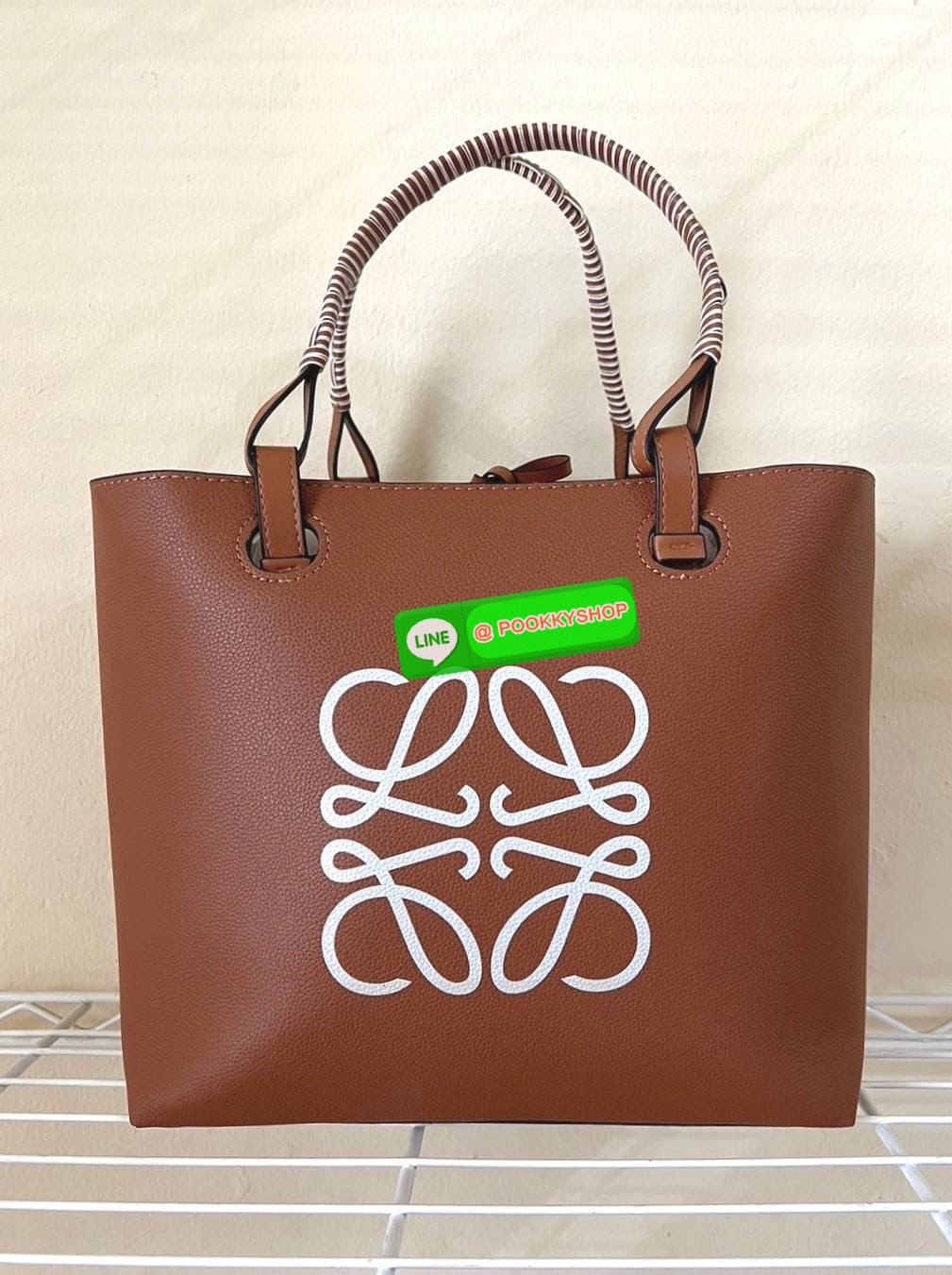 ✴️พร้อมส่งสีใหม่!✴️LOEWE HANDLE & SHOULDER BAG VIP GIFT WITH PURCHASE (GWP) กระเป๋าหนังแท้พรีเมี่ยมกิ๊ฟ Limited จาก LOEWE PERFUME DUTYFREE รุ่น Rare items สุดๆวัสดุหนังแท้ Lambskin แบบนิ่มเทคเจอร์สวยดีไซน์สุดหรูคงเอกลักษณ์แบรนด์ ภายในโล่งกว้
