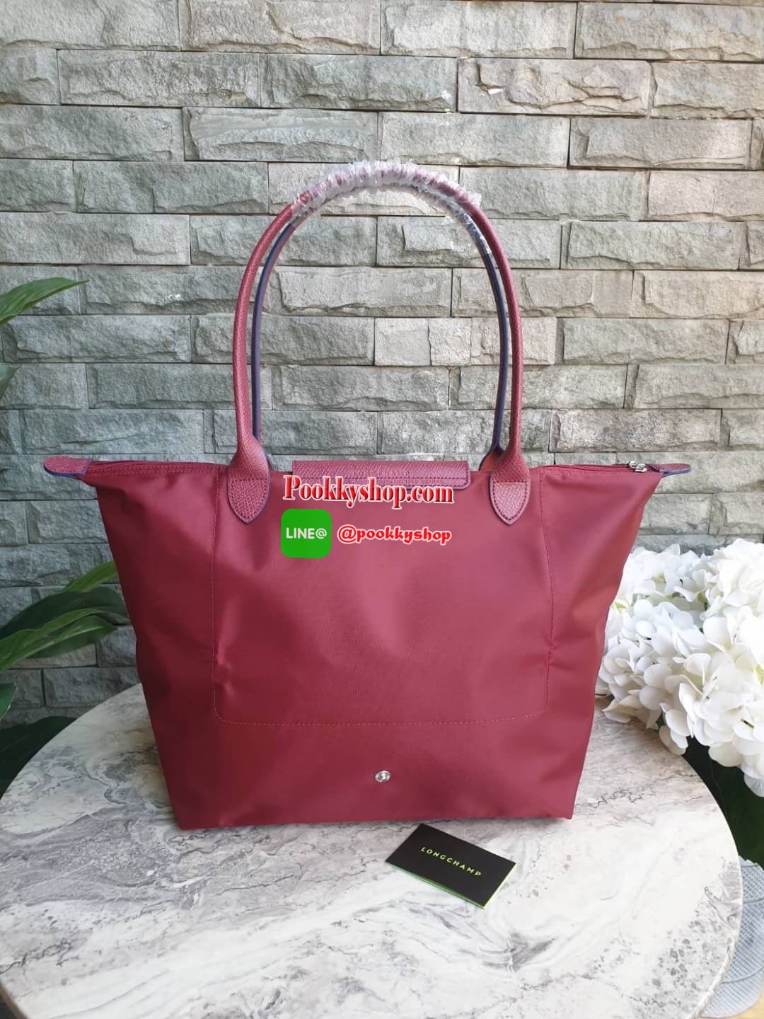 Longchamp Le Pliage Club Tote Bag Size L หูยาว วัสดุเนื้อผ้า Nylon Canvas เคลือบกันนำ้ ตัดด้วยหนังแท้ที่มีน้ำหนักเบา ดีไซน์เรียบง่ายแต่เต็มไปด้วยความคลาสสิก จนเป็นที่ชื่นชอบไปทั่วโลก Longchamp ปรับโฉม LE PLIAGE ด้วยการปักลายรูปม้า-ตราสัญลักษณ์ของแบรนด์บนผ