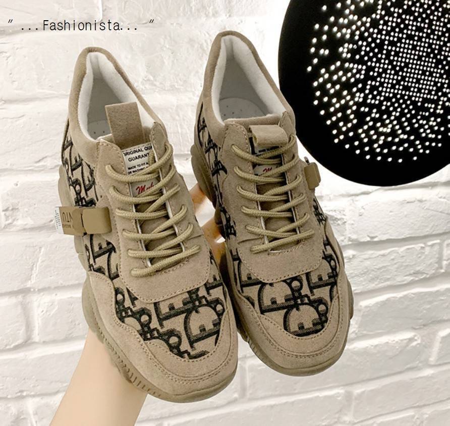 ITEM SO HOT !!!! สินค้ามาแรงงง พร้อมส่งอีกครั้งตามคำขอ... แฟชั่นเกร๋ๆอินเทรนด์ฮิต ชิคๆคูลๆด้วยพื้นแต่งลายหน้าหมีมอส TOY ใส่ประทับรอยเท้าไปทางไหนก็น่าร๊ากกก วัสดุคุณภาพดีเนื้อผ้าใบบุฟูนุ่ม สกรีนลายสไตล์แบรนด์เนม ตกแต่งด้วยหนังกำมะหยี่เพิ่มความหรู สวมใส่สบา