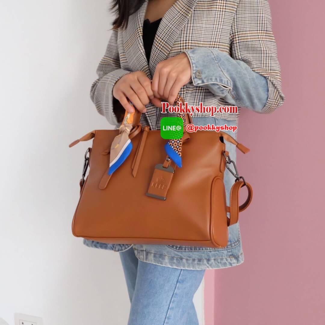 ทรงสวยขายดีมาก จากแบรนด์ KEEP ทรง รุ่น Parish hand bag with cute taddy จุดเด่นที่ >หนังเนื้อดี นิ่มมาก >น้ำหนักเบา >ถือสะพายเข้าง่ายกับทุกชุด >ขนาดกระเป๋ากำลังดีคะ ใส่ กปต ยาว ไอแพด จุคุ้ม > มีช่องย่อยแบ่งเก็บของด้านใน ถึง 3 ช่องใหญ่ แยกเก็