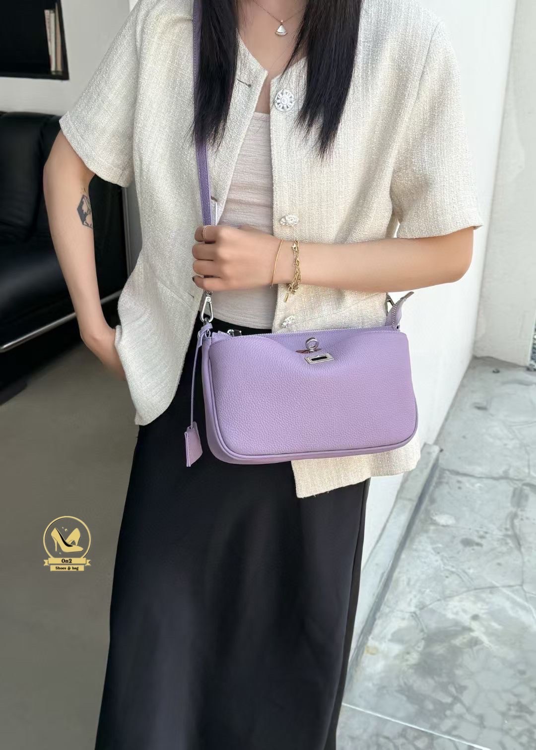 Balenciaga rodeo size mini รุ่นนี้ best seller !!! วัสดุตัวกระเป๋าทำจากหนังวัวแท้ cow leather อะหลั่ยสีเงิน งานจริงสวยมาก กระเป๋ามี 2 ช่อง กระเป๋าสามารถลอคได้ทั้ง 2 ช่อง สายสั้นสะพายขึ้นไหล่ได้ ด้านหลังมี 2 ช่องกระเป๋า มาพร้อมสายยาวทำจากหนังตัวเดียวกับกระ