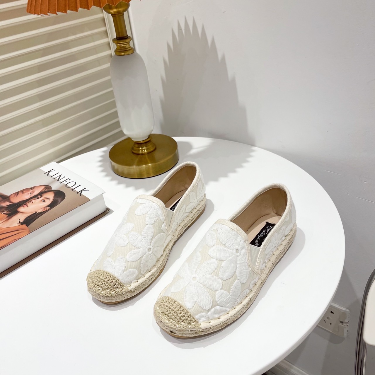 พร้อมส่งคะ อร๊ายย รองเท้า slip on งานขายดี งานสวยฟรุ่งฟริ้งมากค่า งานสวยๆเกร๋ๆ ต้องรุ่นนี้เลยคะ รองเท้ารุ่นนี้สาวๆควรมีติดตู้ จะแมตช์กับกระโปรง👗หรือกางเกง👖 ก็น่ารักของมันต้องมีค่า