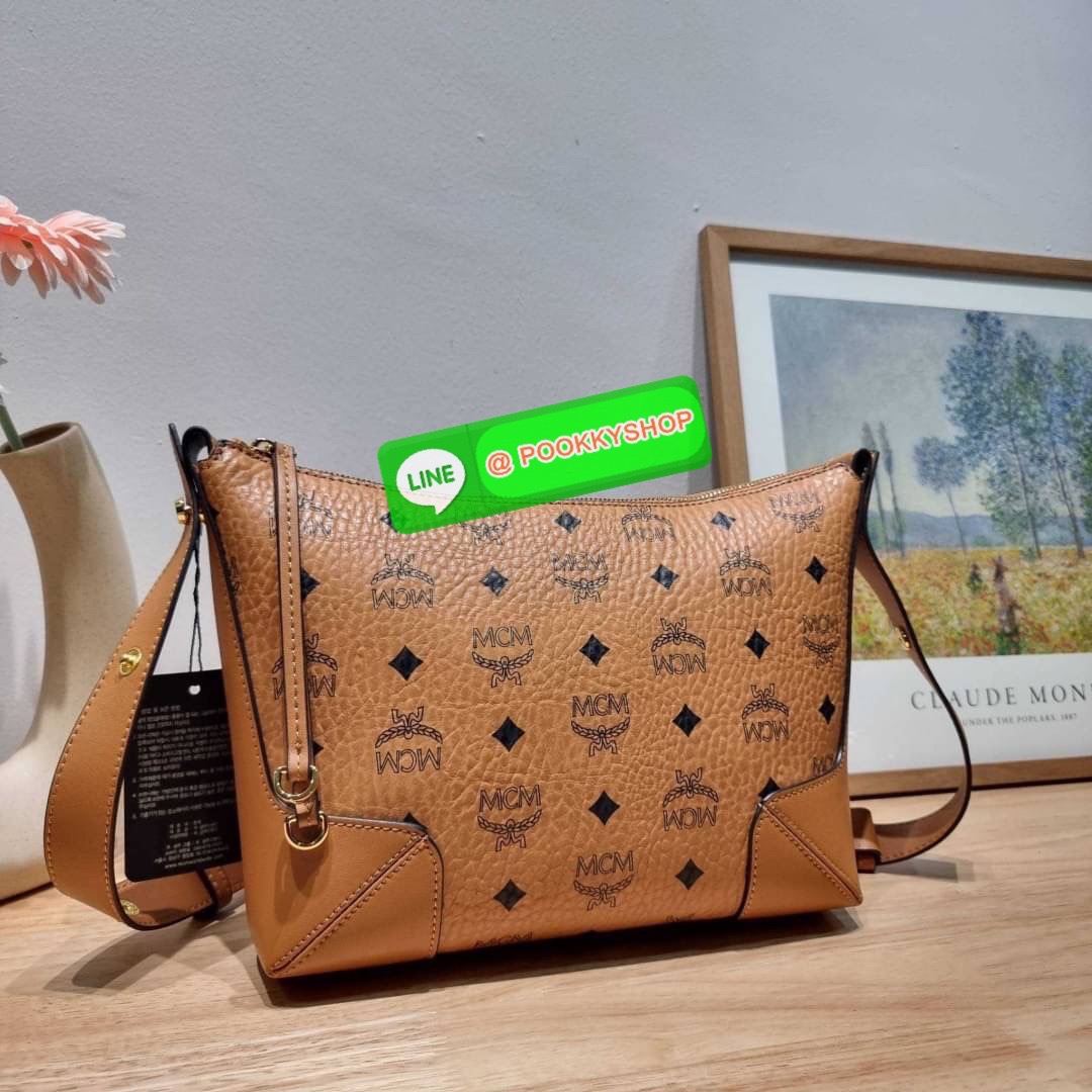 MCM KLARA SHOULDER BAG IN VISETOS ไอเท็มยอดฮิตที่ใครๆต่างก็ตามหา กับกระเป๋าสะพาย สะดวกใช้ ขนาดกำลังดี ดีไซน์เรียบง่าย แต่ซ่อนความหรูคงเอกลักษณ์ วัสดุหนังแคนวาสคุณภาพ รูปเปิด-ปิดง่ายด้วยซิป ภายในโล่งกว้าง ใส่ของจำเป็นในชีวิตได้สบายๆ จัดให้พร้อม original bo