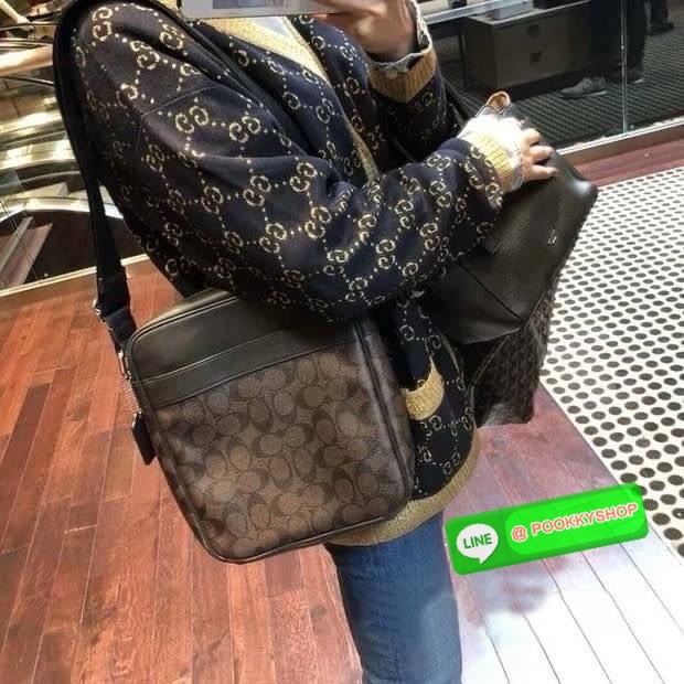 กระเป๋า Coach CHARCOAL/BLACK (COACH F54788) กระเป๋าสะพายซิกเนเจอร์เคลือบ PVC พร้อมขอบหนังปิดด้วยซิป ซับในผ้าด้านนอก: กระเป๋าแบบเปิดด้านหน้าหนึ่งช่องและกระเป๋าแบบเปิดด้านหลังหนึ่งช่อง ด้านในมีซิปและกระเป๋าเอนกประสงค์ สายปรับได้สำหรับสะพายไหล่หรือสะพายข้าง