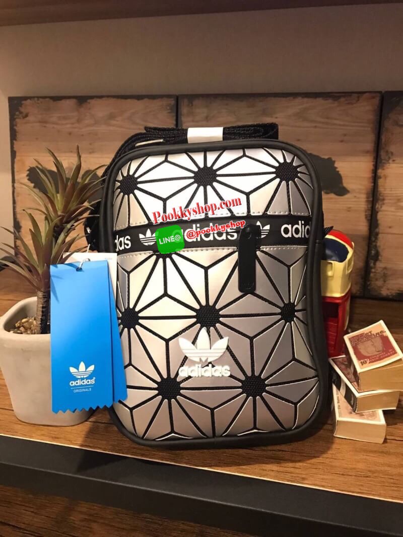 Adidas 3d airliner crossbody bag กระเป๋าสะพายในแนวตั้งเพิ่มลุคช์ให้คุณดูดี เปิดปิดด้วยซิปปั้มโลโก้แบรนด์ ภายในช่องใหญ่มีช่องซิป1ช่องแยกเป็นสัดส่วน สามารถสะพายเป็นสายคู่หรือสายเดี่ยวได้ ด้านหน้าและด้านหลังเพิ่ม1ช่องใส่ของจุกจิก สายซิปrubber กันน้ำซึมผ่านได