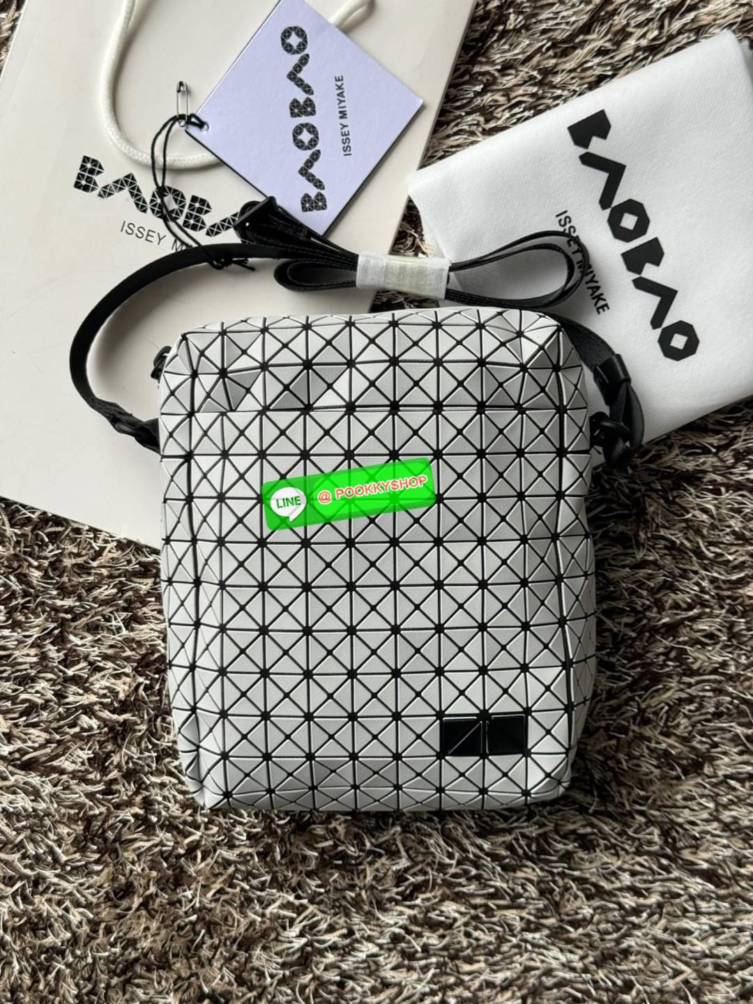Bao bao issey miyake VOYAGER Shoulder Bag กระเป๋าสะพายข้างใบนี้มีสายสะพายปรับระดับได้ มีซิปเปิดปิดด้านบน และช่องแบบเปิดด้านใน ช่องกระเป๋าด้านนอกปิดด้วยปุ่มแม่เหล็ก มีขนาดที่สะดวกสำหรับเก็บสิ่งของจำเป็นทั้งหมดของคุณ VOYAGER คือเพื่อนร่วมเดินทางที่สมบูรณ์แบ