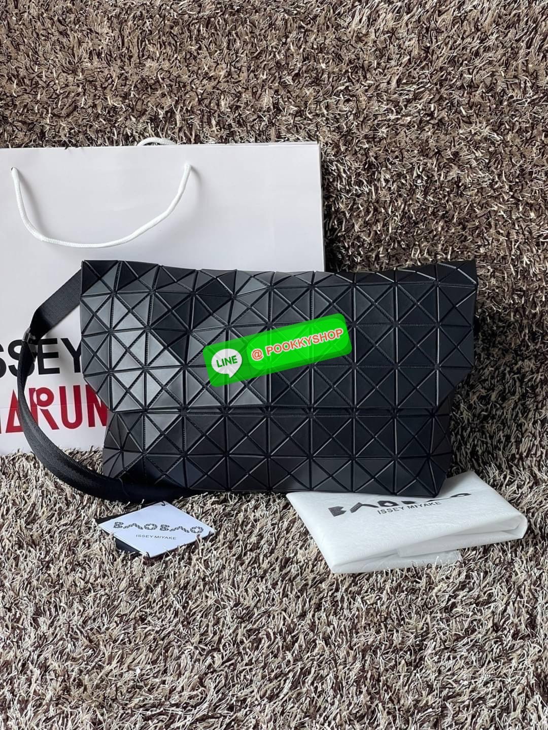 💕Baobao Issey Miyake Prism Sac ชาวมินิมอลทั้งชายและหญิงต้องถูกใจรุ่นนี้ เพราะ Prism Sac เป็นกระเป๋าแบบ unisex ที่มาพร้อมกับความเรียบง่ายของวัสดุเนื้อแมตต์ แต่ให้ลุคสไตล์เท่แบบคูลๆ โดดเด่นด้วยดีไซน์ที่ออกแบบมาให้ใช้งานที่ง่าย ตอบโจทย์ทุกสถานการณ์ฝา