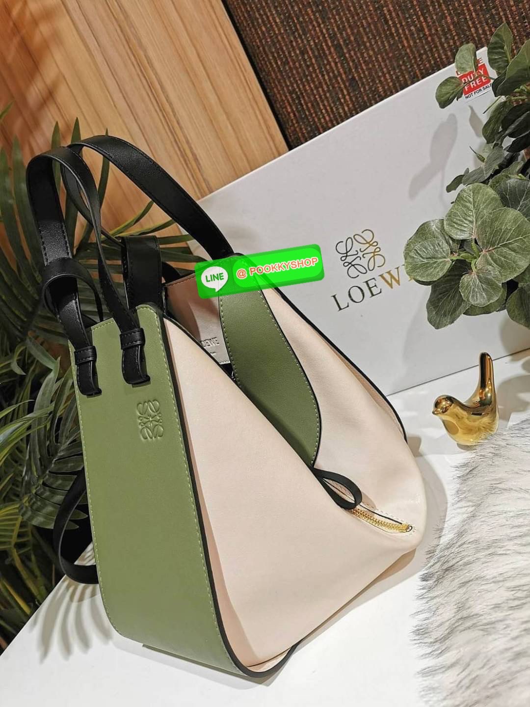 ✴️NEW ARRIVAL!✴️LOEWE HANDLE & SHOULDER BAG GIFT WITH PURCHASE GWP พรีเมี่ยมกิ๊ฟ Limited จาก LOEWE PERFUME DUTYFREE รุ่น Rare items สุดๆวัสดุหนังแท้ Calfskin หนังสวยดีไซน์มีเอกลักษณ์ ใบใหญ่กำลังดี น้ำหนักเบา สามารถปรับได้หลายทรงไม่จำเจ ด้านข