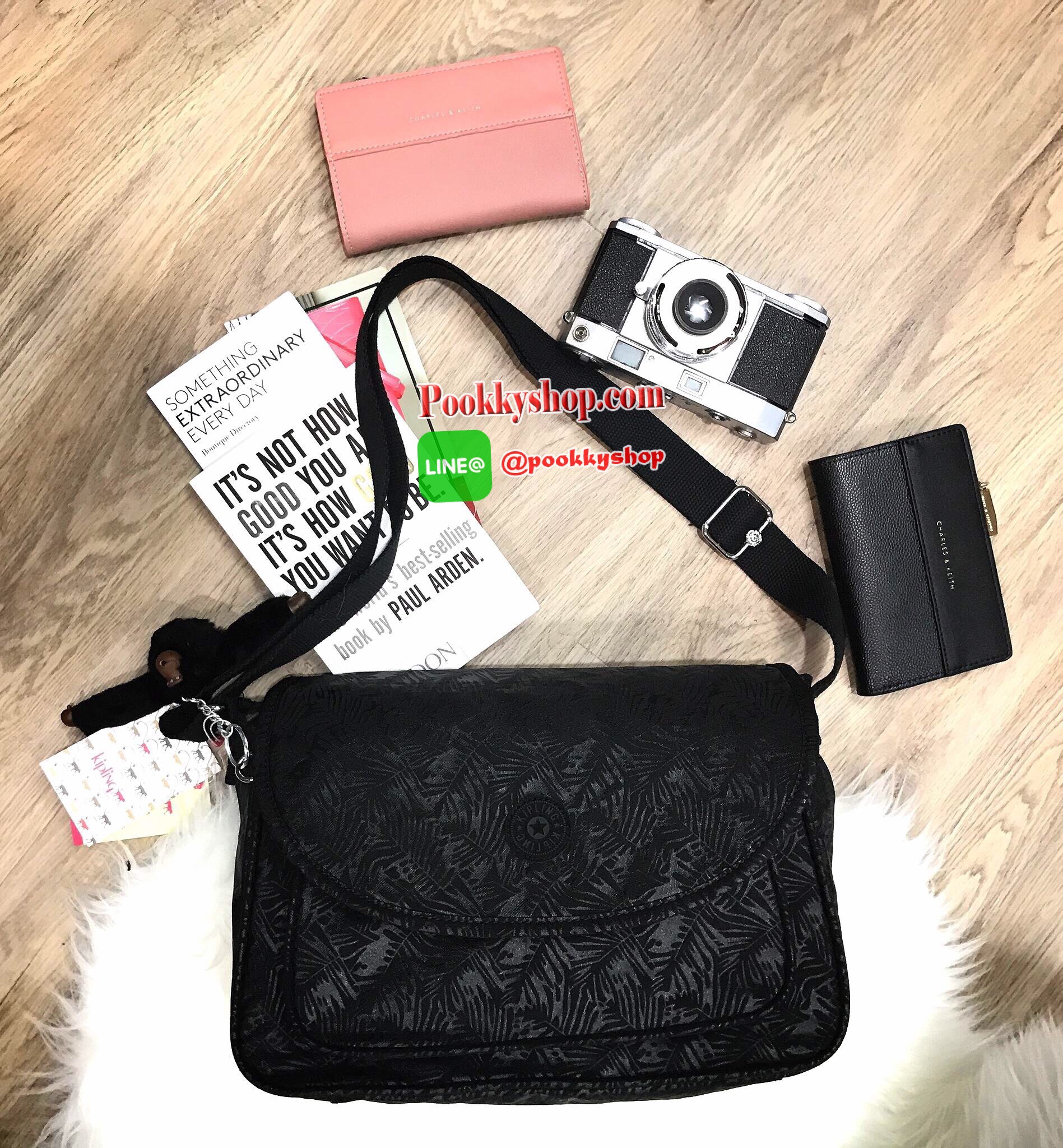 Don't Miss! KIPLING NYLON SHOULDER BAG กระเป๋าถือหรือสะพายวัสดุ Nylon + Polyester 100% เปิดปิด2ชั้นด้วยฝาปิดกระดุมเเม่เหล็กเเละซิปสะดวกใช้ หัวซิปโลโก้เเบรนด์ ด้านหน้ามี1ช่อง Pocket พร้อมสายสะพายยาวเลื่อนปรับระดับได้ถอดได้ จะสะพายไหล่หรือ Cross Body ก