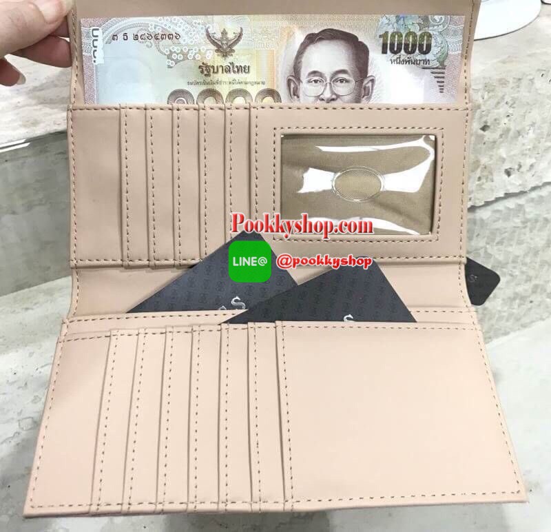 RESTOCK รุ่นยอดนิยม! GUESS FACTORY WOMEN'S WALLET 2018 กระเป๋าสตางค์ใบยาวดีไซน์ยอดนิยมหนังปั้มโลโก้รอบใบด้านหน้าประดับโลโก้แบรนด์สวยหรู เปิดปิดด้วยฝาปิด ภายในมีช่องใส่รูป ช่องใส่ธนบัตร แบงก์พัน และช่องใส่บัตรหลายช่อง แยกเป็นสัดส่วน ภาพถ่ายจากสินค้าจร