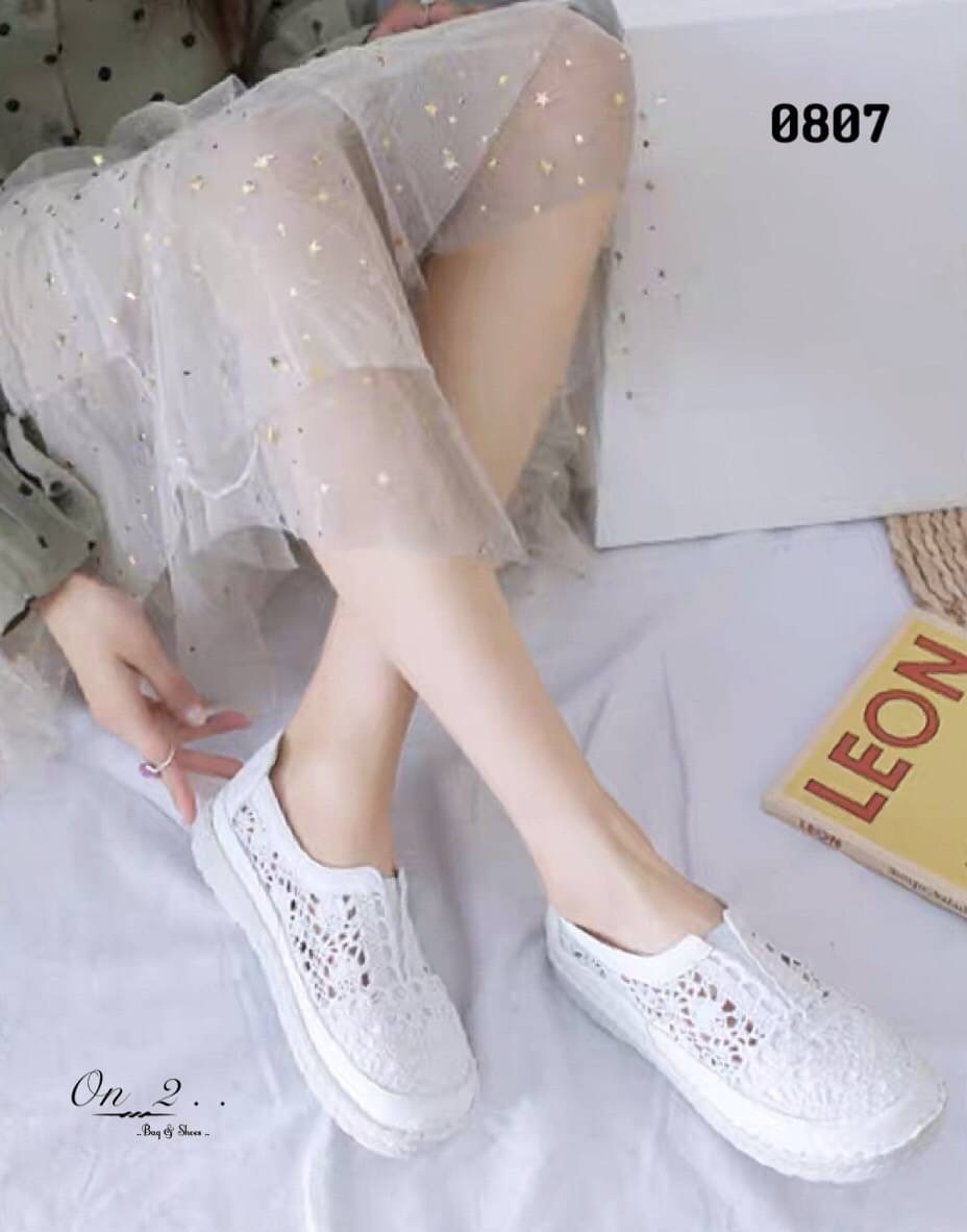 สวยแค่ไหนถามใจดู รองเท้าผ้าใบลูกไม้งานจริงสวยมากก ใส่ง่ายด้านหน้าเป็นยางยืด พื้นเสริมกันลื่นใส่เข้ากับชุดง่ายได้ทุกชุด มา2สี