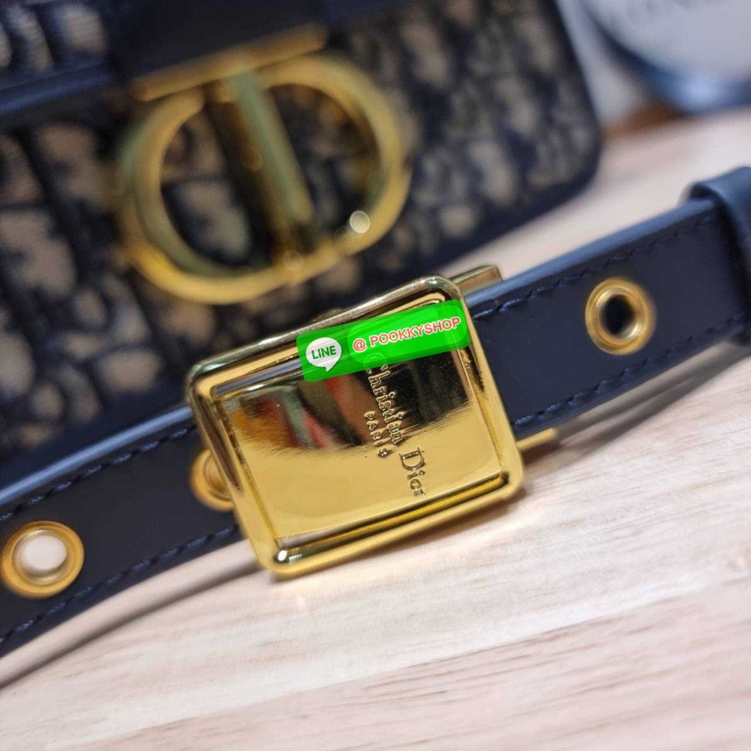 CD 30 MONTAIGNE BAG 🔆 Details กระเป๋าสะพายข้างสุดฮอต จากเคาน์เตอร์ dutyfree ที่สาวๆต้องไม่พลาด ทรงสวยมีกิมมิคในตัว ดูแพง ดีไซน์ย้อนยุคเป็นเอกลักษณ์ เปิด-ปิดด้วยอะไหล่กดล็อคแน่นหนา ใช้งานง่าย ด้านหลังมีช่องใส่ของจุกจิกได้ ภายในเป็นช่องโล่ง ใส่ของสำ