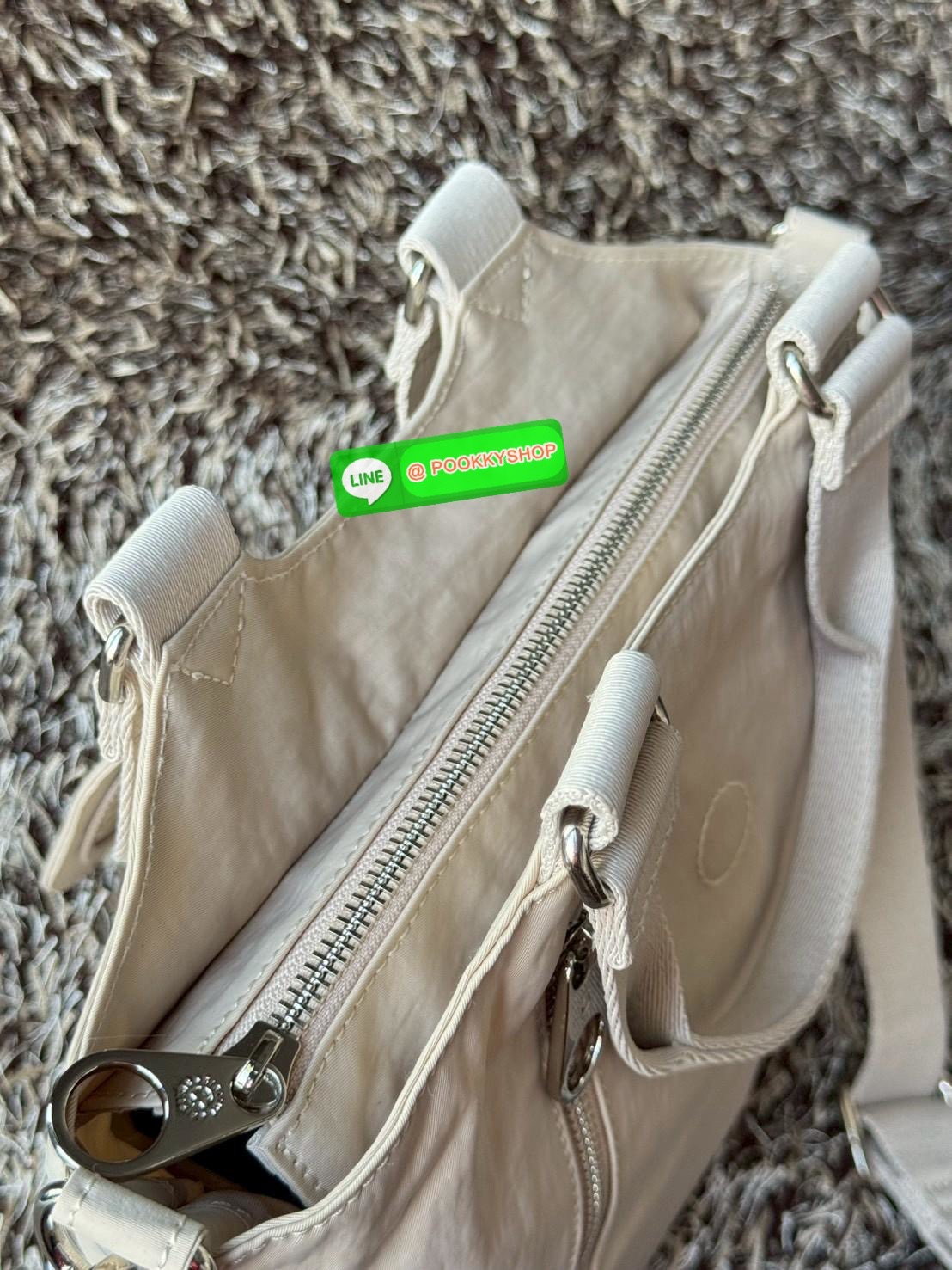 Kipling RECICELY S กระเป๋าสะพายข้างขนาดเล็กของ Kipling Recicely รุ่นนี้เหมาะอย่างยิ่งสําหรับการสวมใส่ในชีวิตประจําวันด้วยกระเป๋าซิปด้านในและกระเป๋าซิปด้านหลัง นอกจากนี้ยังมีสายปรับได้และถอดออกได้ ดังนั้นคุณสามารถ ใช้งานได้หลายรูปแบบ มีDetail โลโก้ ด้านหน้