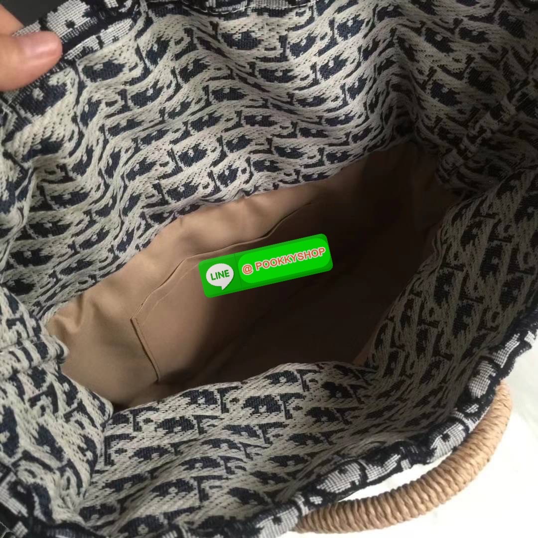 ทรงนี้จุของได้เยอะค่ะ ดาราเซเลปใช้กันเยอะเลยจ้า สาวๆ ต้องมีนะจ๊ะใบนี้น่ารักมากค่ะ แมทกับเสื้อผ้าได้ง่าย ดูเรียบหรูค่ะ กระโปรงสาน Chistian Dior แต่งลายชื่อแบรนด์ มีสายยาวครอสบอดี้ได้ค่ะ หรือจะถือก็น่ารักมากค่ะ ลุคคุณหนูมากค่ะ งานคุณภาพการันตี