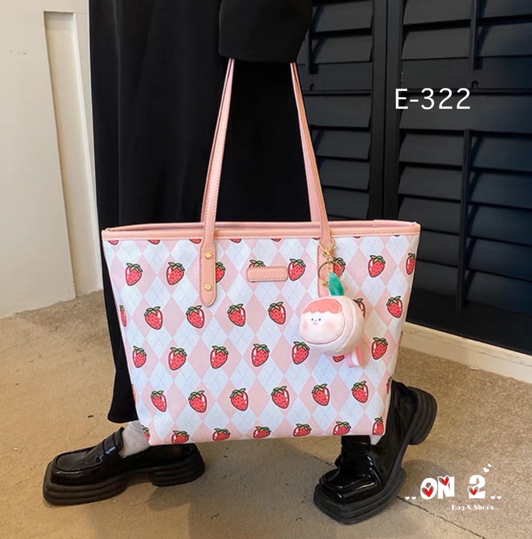 NEW-IN 🤎 Tote bag ทรงนี้จุได้เยอะมากๆค่า ใส่ I Pedได้นะคะ มาใหม่ ลายสตรอเบอรี่ สวยน่ารักมากค่ะ แนะนำสุดๆค้า จุได้เยอะ