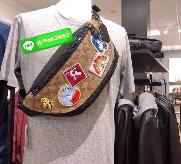 COACH C4028 COACH x PEANUTS WARREN BELT BAG IN SIGNATURE CANVAS WITH VARSITY PATCHES กระเป๋าคาดอกไซส์ใหญ่ คอลเลคชั่นยอดฮิต!! เป็นรุ่นสุดยอดของความคลาสสิค ขนาดสะพายกำลังเท่ คูลๆ ใช้งานง่าย ได้ทั้งหนุ่มๆและสาวๆ วัสดุหนังแคนวาสเคลือบลายสลับหนัง pepble น่าใช้
