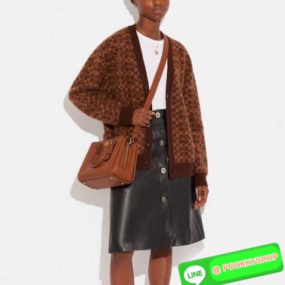 COACH BROOKE CARRYALL 28 (CE733) กระเป๋าถือหรือสะพายข้าง สุดหรู ลุคคุณนาย ให้วัสดุแคนวาสตัดหนังแท้ ภายในกว้าง แบ่งช่องเป็นสัดส่วน มีช่องซิปตรงกลาง สายสะพายถอดออกได้ จะถือหรือสะพายแมทซ์ได้หลายลุคเลยค่ะ