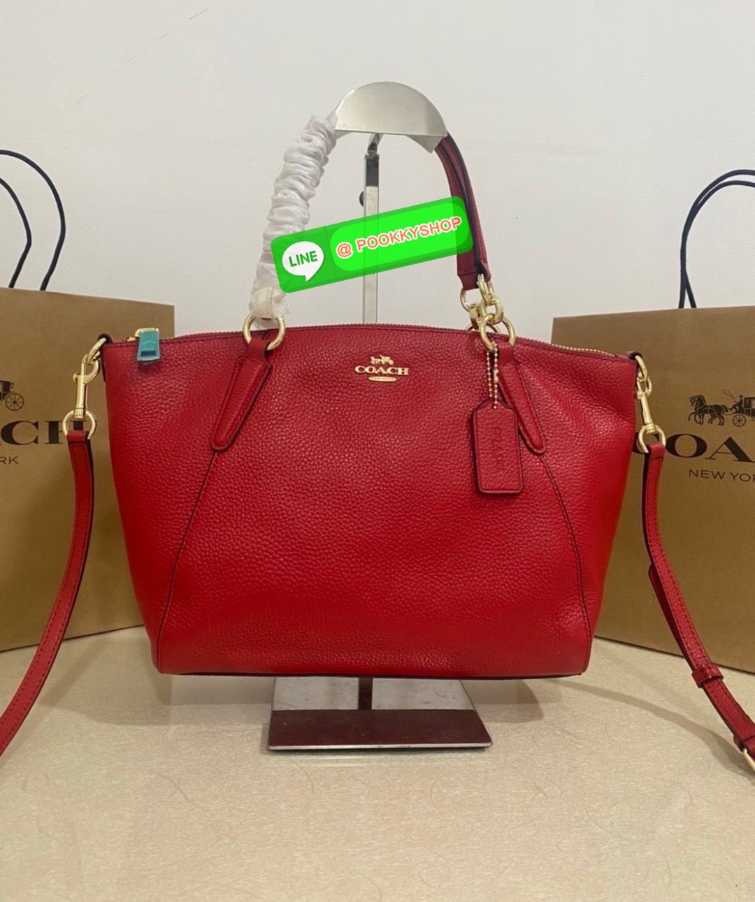 Coach F36675 Pebble Leather Satchel สีแดงหรูหรา | หนังแท้ | ทรงซิปบน | ใบใหญ่จุใจ❤️ สะดุดตาทุกมุมมองกับ Coach F36675 ใบใหญ่ทรงซิปบนที่ใช้งานได้ทุกวัน หนังแท้สัมผัสนุ่ม สีแดงหรูโดดเด่น ตัดกับฮาร์ดแวร์ทองอย่างลงตัว ใส่ของได้จุใจ ทั้งกระเป๋าสตางค์ มือ