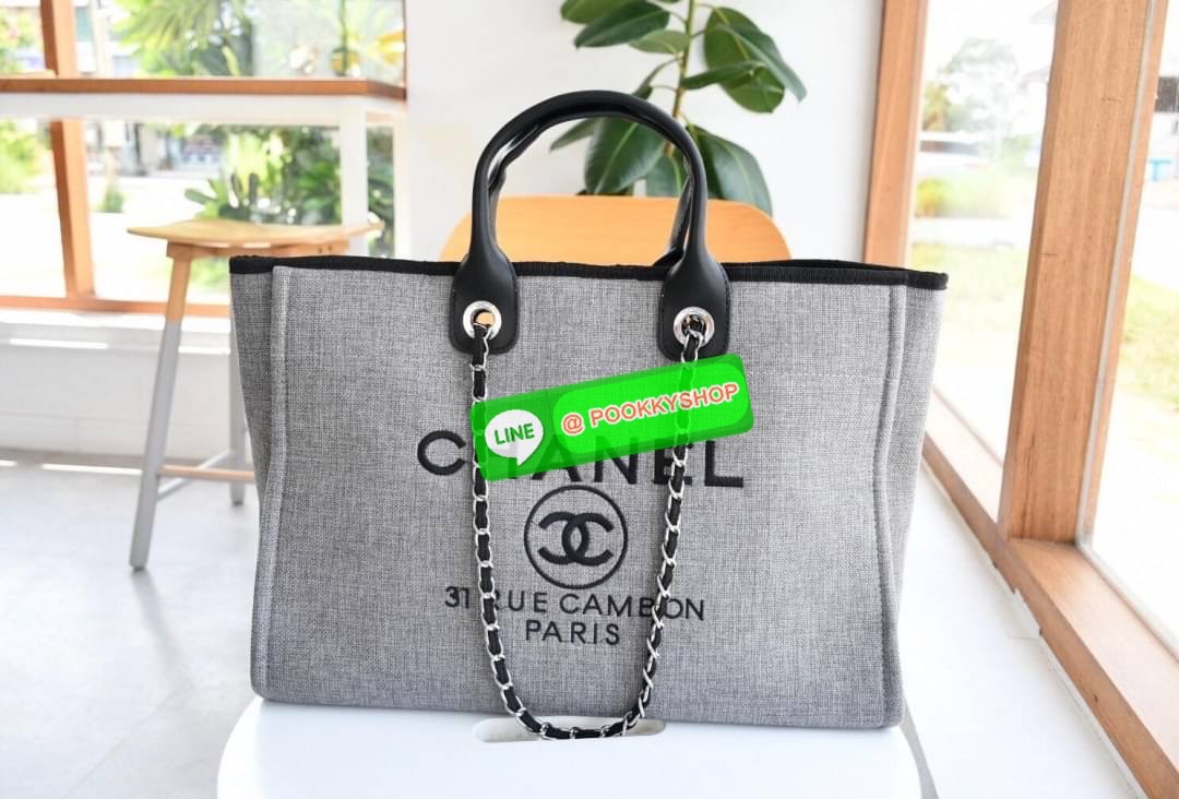 premium gift Chanel Tote canvas จากแบรนด์ Chanel กระเป๋าสะพาย Chanel Tote canvas โลโก้ปักกระเป๋าทรง Tote ผ้า canvas เนื้อหนาอย่างดีมีซับใน ด้านหน้าปักโลโก้ไข่มุกแบรนด์หรู หูจับมี 2 แบบคือ แบบสายหนัง และ โซ่ สามารถสะพายไหล่ได้คะ ใบใหญุจุของคุ้ม แต่น้ำหนักเ