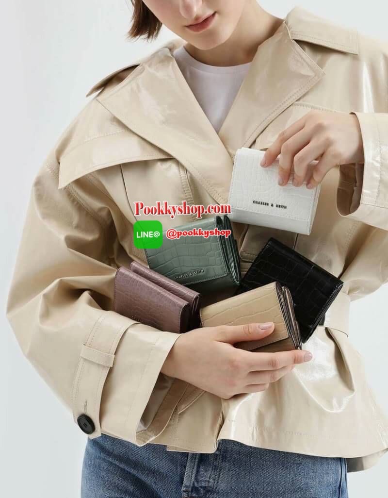 charleskeith Croc effect short wallet กระเป๋าสตางค์ใบสั้นมาด้วยลายหนังจรเข้ ด้านหน้าติดชื่อแบรนด์ รุ่นนี้เป็นแบบ 3 พับ ด้านหลังเป็นช่องใส่เหรียญ สวยสมคำร่ำลือมากๆ เลยจ้า มาครบ 5 สี จัดไปอย่างด่วนเลยจ้า