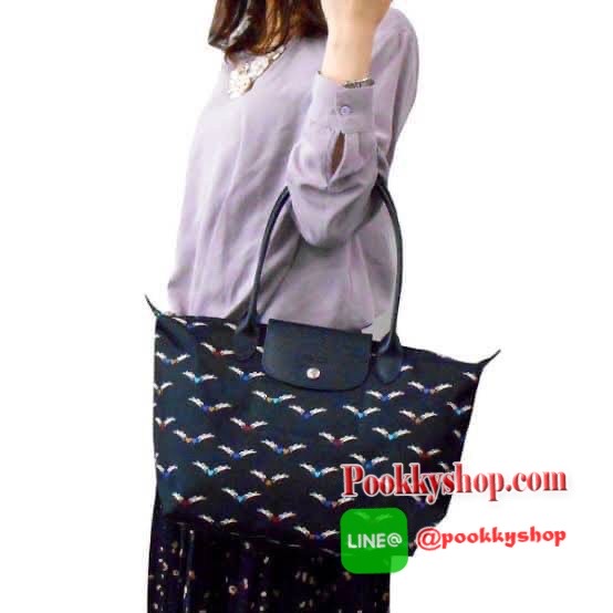 LONGCHAMP KOPEN LE PL CHEVAUX AILES TOTE BAG Size L รุ่นนี้มาพร้อมน้ำหนักที่เบาและความเป็นเฟมินีน จากการประดับกระเป๋าด้วยดาวและหัวใจดวงเล็กๆหลากสีสัน ล้อมรอบด้วยม้าอันเป็นสัญลักษณ์ของ Longchamp ดีไซน์นี้จึงเกิดเป็นรูปเสมือนนางฟ้าโดยการเปลี่ยนม้าให้เป็นปีก