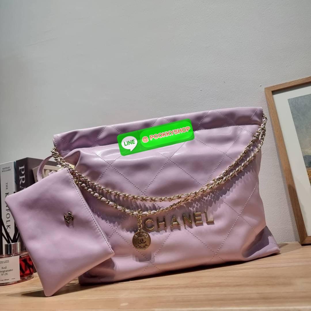 เกินต้านที่สุดกับไอเท็มนี้ Chanel 22 ที่สาวๆหรือใครๆก็ต้องมีแล้ว!! แค่เห็นก็หลงรัก กระเป๋าทรงสวย ดีเทลเรียบแต่มีความหรูแอบซ่อนอยู่ ด้วยดีไซน์สายสะพายโซ่สีทอง และโลโก้อันโดดเด่น วัสดุหนังแกะ สัมผัสดีงามน่าหลงใหลมาก ใช้ได้ง่ายๆไปเลยทุกโอกาส ใช้งานได้สะดวก ม