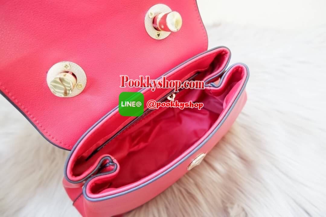 Lyn กระเป๋าหิ้วมาพร้อมสายสะพาย ขนาดกลางๆไม่เล็กไม่ใหญ่ ดีไซน์สวยน่ารัก ด้านในมีป้ายโลหะปั๊มแบรนด์ ใต้กระเป๋ามีหมุดรองทั้ง 4 มุม รูปทรงสวยเก๋ขนาดนี้ ไม่มีไม่ได้นะคะ