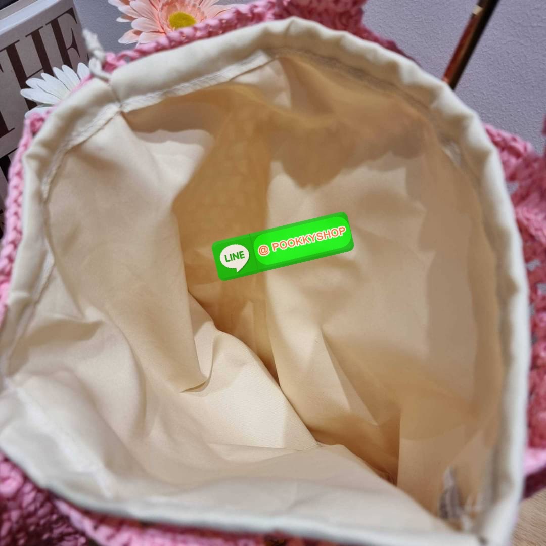 PRADA RAFFIA TOTE BAG สวยไม่ซ้ำใคร สไตล์บีช เหมาะมากกับการสะพายไปเที่ยวทะเล หรือจะใช้ในวันสบายๆก็ตอบโจทย์ กับกระเป๋าสะพายสานใบใหญ่ ตัวกระเป๋าเป็นวัสดุสังเคราห์จากธรรมชาติ สานทอเต็มใบออกมาเป็นลวดลายสวยงาม มีกระเป๋าซับในให้ สำหรับใส่ของเป็นสัดส่วน และรูดปาก