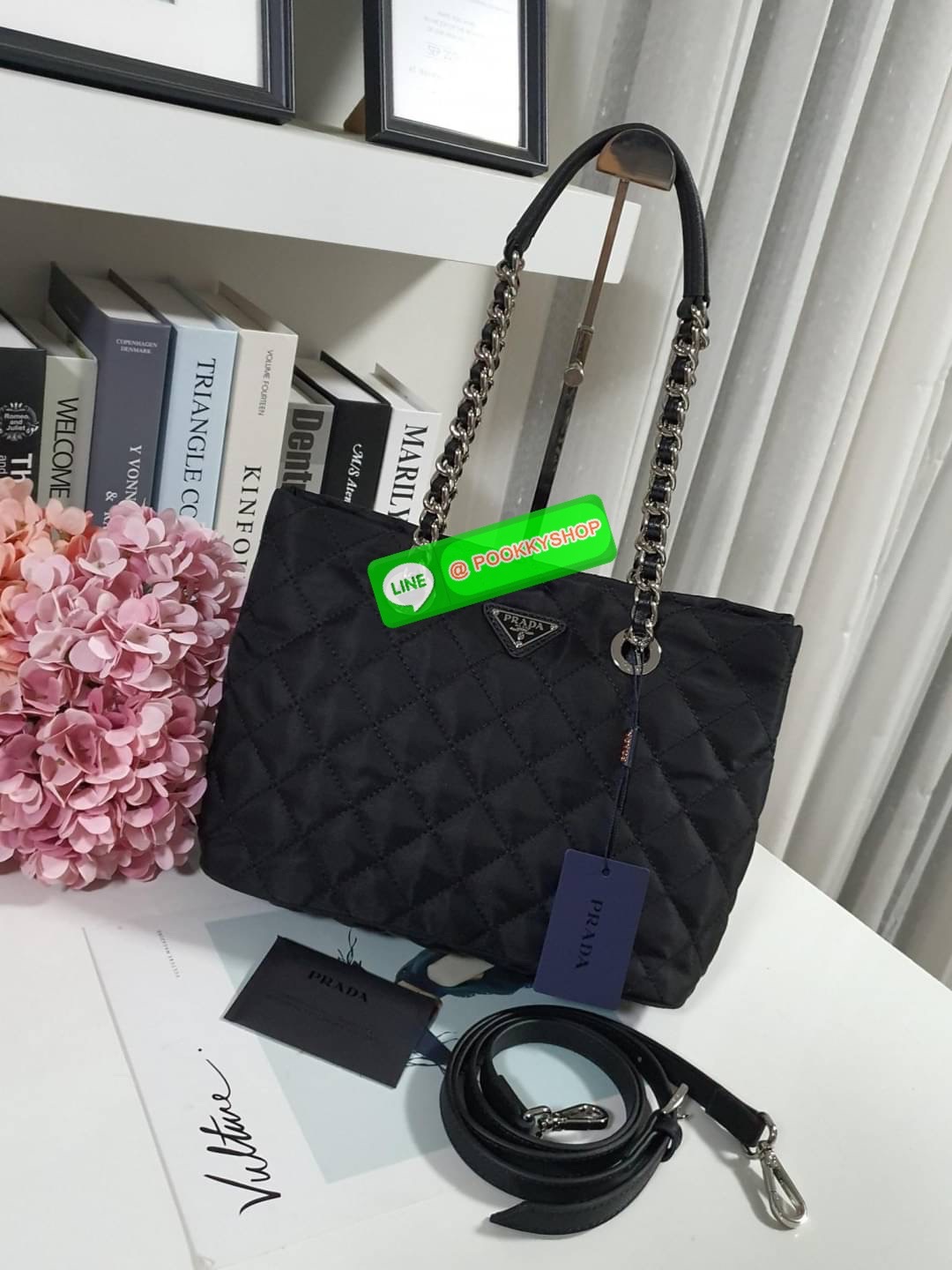 พร้อมส่งค่า New Arrival มาใหม่จากแบรนด์ Prada วัสดุทำจากผ้า Nylon ตามแบบฉบับของแบรนด์ รอบนี้มากับ ทรงHand bag มาพร้อมสายสะพายยาวCrossbody ปรับปากกระเป๋าได้สองแบบ ด้วยกระดุมข้าง คุ้มมากคะ เปิดปิดด้วยกระดุม ภายในบุผ้าลายแบรนด์ มีช่องซิปใส่ของแยก2ช่อง จุของไ