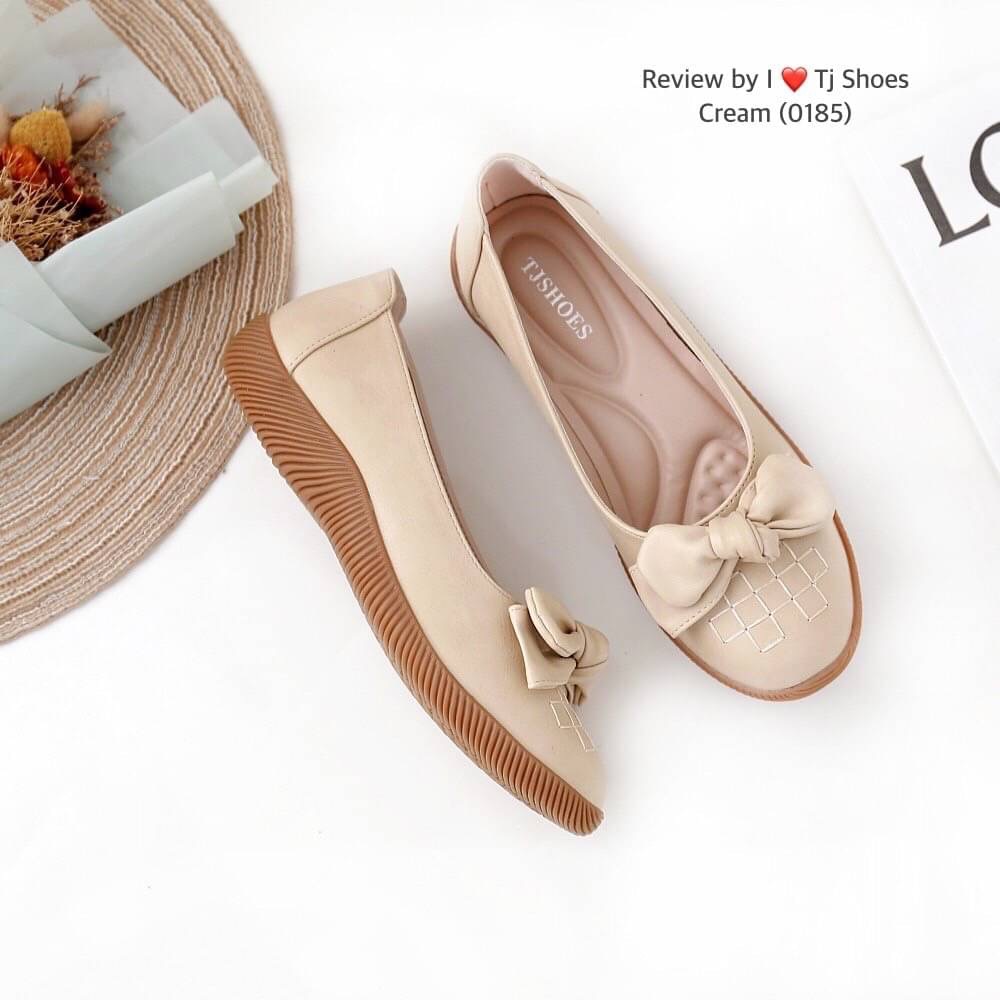 พร้อมส่งรองเท้าเพื่อสุขภาพ ที่ทั่งเกร๋ทั้งน่ารักสุดๆ รองเท้ารุ่นนี้เป็นงานสั่งทำพิเศษ หนังนิ้มนิ่ม พื้นบุนวมนิ่มทำให้ใส่สบายเท้าขึ้น น้ำหนักเบา ใส่นุ่มเดินทั้งวันได้สบายมากๆ ส้นยางเกรดพรีเมี่ยมอย่างดี แมทกับชุดอะไรก็เกร๋ เป็นรุ่นแนะนำ ซื้อไปรับรองไม่ผิดหว