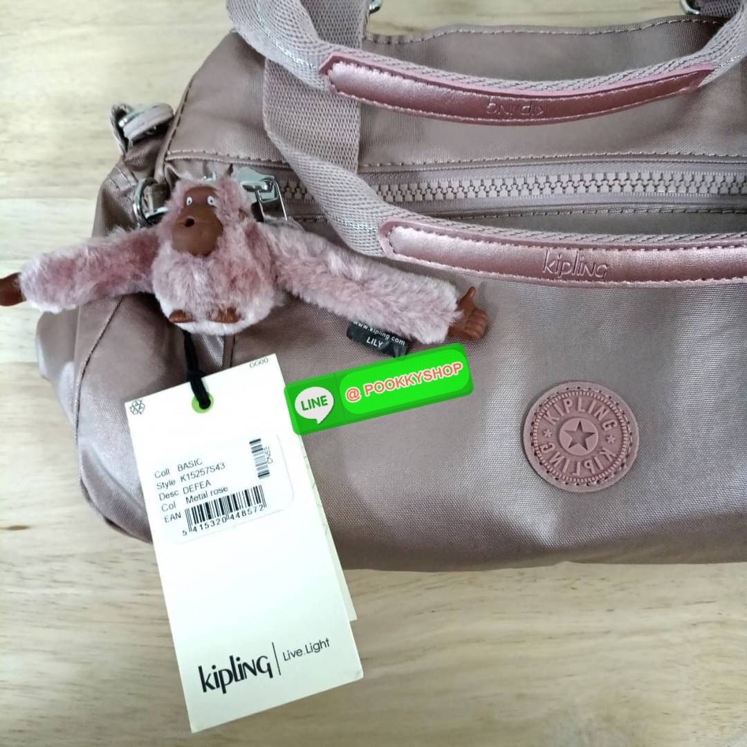 Kipling Damen Orelie Henkeltasche handbag กระเป๋าถือหรือสะพาย ขนาดกลาง วัสดุ Nylon 100% หูถือสูง 7 นิ้ว สายสะพายยาว 126ซม. มีช่องแยกใช้งานหลายช่อง ประกอบด้วย -ด้านหน้า ช่องซิปลึกถึงฐานกระเป๋า -ด้านหลัง ช่องซิปลึกถึงฐานกระเป๋า -ช่องใช้งานหลักด้านใน 3 ช่อง