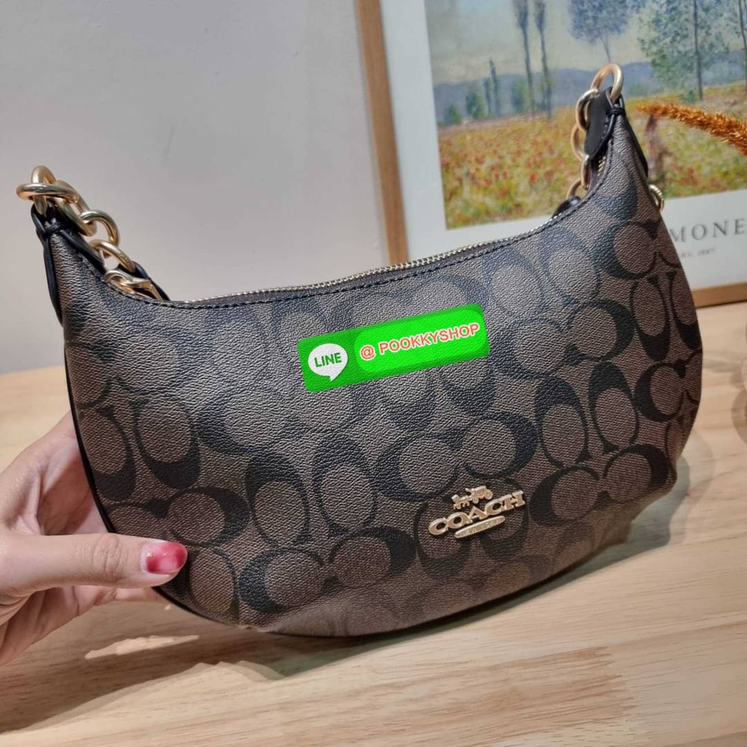 COACH CE620 PAYTON HOBO IN SIGNATURE CANVAS คอลเลคชั่นใหม่ 2023 มาแรงเกินต้าน ด้วยรูปทรงโฮโบสุดคลาสสิค สะดวกใช้ได้ในทุกวัน ขนาดกะทัดรัด แต่จุของได้เต็มที่ วัสดุหนังแคนวาสเคลือบลาย น้ำหนักเบา เปิดใช้งานด้วยซิป สายสะพายในตัวหนังสลับโซ่ ภายในเป็นช่องโล่ง ใส่