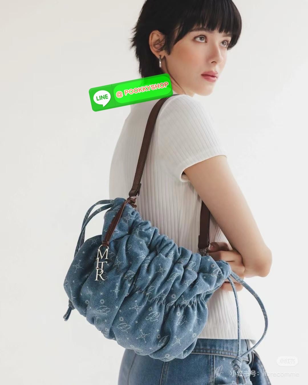 Mitr scrunchy bag 🔖กระเป๋ายีนส์สุดน่ารักเนื้อนุ่มพิมพ์ลาย Monogram ของ Mitr จุของได้เยอะรูปทรงแบบรูดได้ น้ำหนักเบาสุดๆ สะพายเป็น Shoulder Bag หรือถอดสายและถือเป็น Clutch Bag ก็ได้ ดีเทล Charm ห้อยโลหะสีเงิน โดดเด่นสุดๆ