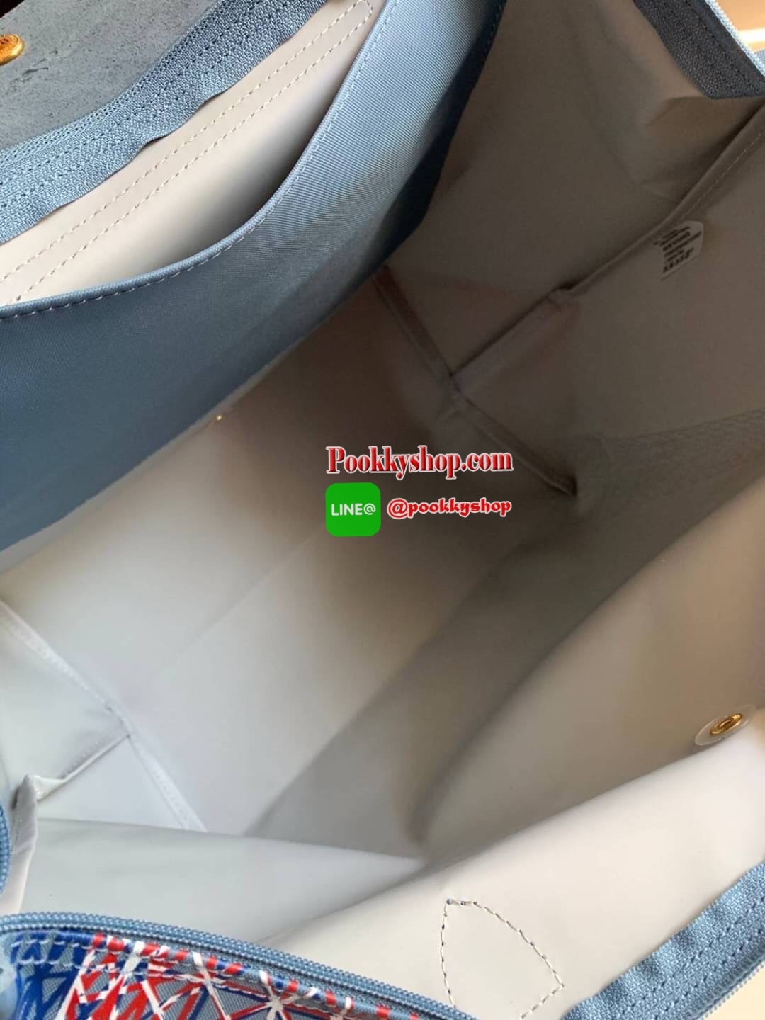 Longchamp Made In France Le Pliage Eiffel Tower Limited Edition Tote Bag สุดลิมิเตทกับlongchamp ที่ ออกมาเฉพาะซีซั่น พิมพ์ลายหอไอเฟล สามาถพับเก็บได้ ตรงตามชื่อทรง (คำว่า Le Pliage เป็นภาษาฝรั่งเศส แปลว่าการพับ) ส่วนฝาปิดและหูจับเป็นหนังที่ทำให้กระเป๋าดูไม