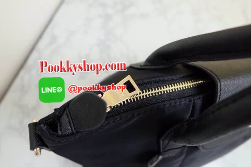 Re-stock Best seller พรีเมี่ยมกิ้ฟจากเคาเตอร์ต่างประเทศ กระเป๋า สวยๆ จาก แบรนด์ PRADA เป็นกระเป๋า ใบสวยรุ่นหายาก ขนาดกำลังดี เลิศมาก ใช้แล้วไฮโซ สวยเกินราคาแน่นอนคะ ภายในมีช่องแบ่ง เก็บของอย่างดี ใบนี้ ห้ามพลาดเลย มาจำนวนจำกัดนะคะ