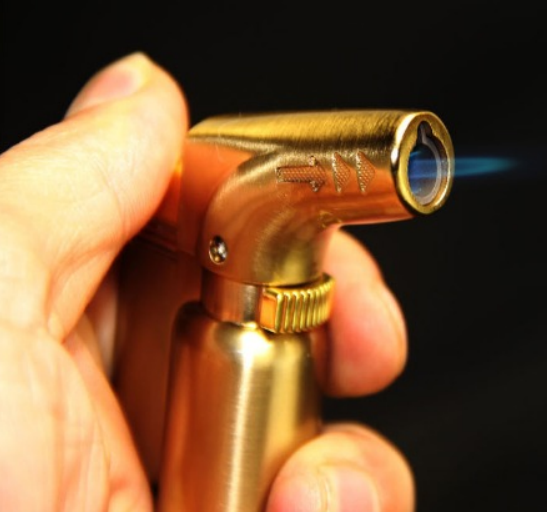 ไฟแช็คไอพ่น ไฟฟู่ หัวพ่น คุณภาพสูง ให้ไฟเสถียร สม่ำเสมอ ปรับระดับได้ วัสดุเหล็ก สีทอง รูปทรงสวยหรู นำสมัย เติมแก๊สได้ พร้อมใช้ 3 ชิ้น