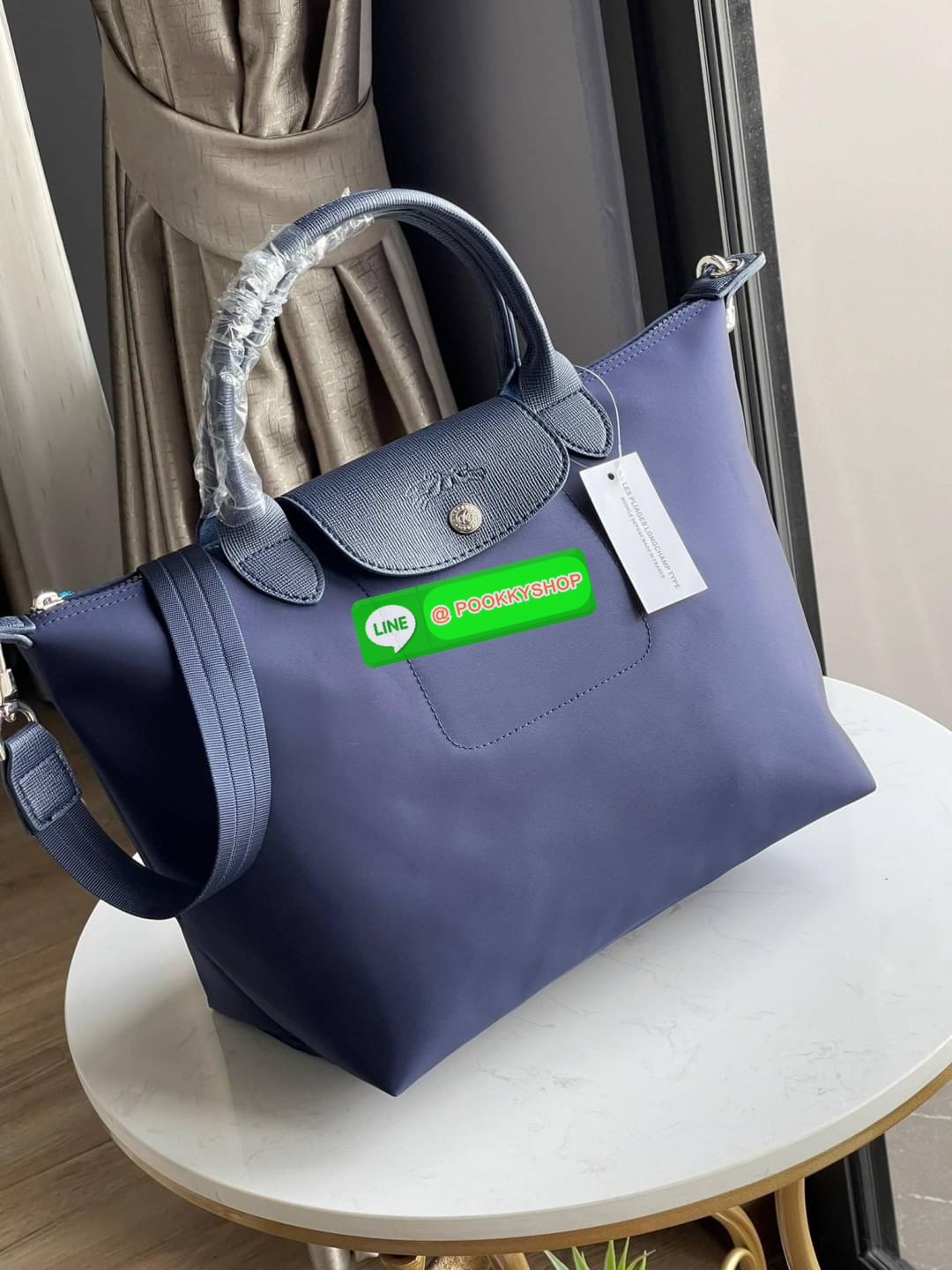 Longchamp Le Pliage Neo Size M มาพบกับกระเป๋ารุ่นยอดนิยม ที่สาวๆ ต้องมีไว้เก็บไว้สักใบ กระเป๋าโท้ทใบนี้ มาพร้อมกับสีที่มีสไตล์เรียบง่าย มีสายสะพายยาวช่วยให้คุณสามารถสะพายไหล่ได้อย่างสบาย ในขณะที่ที่ปิดแบบซิปช่วยให้คุณมั่นใจได้ว่าของด้านในมีความปลอดภัย Le